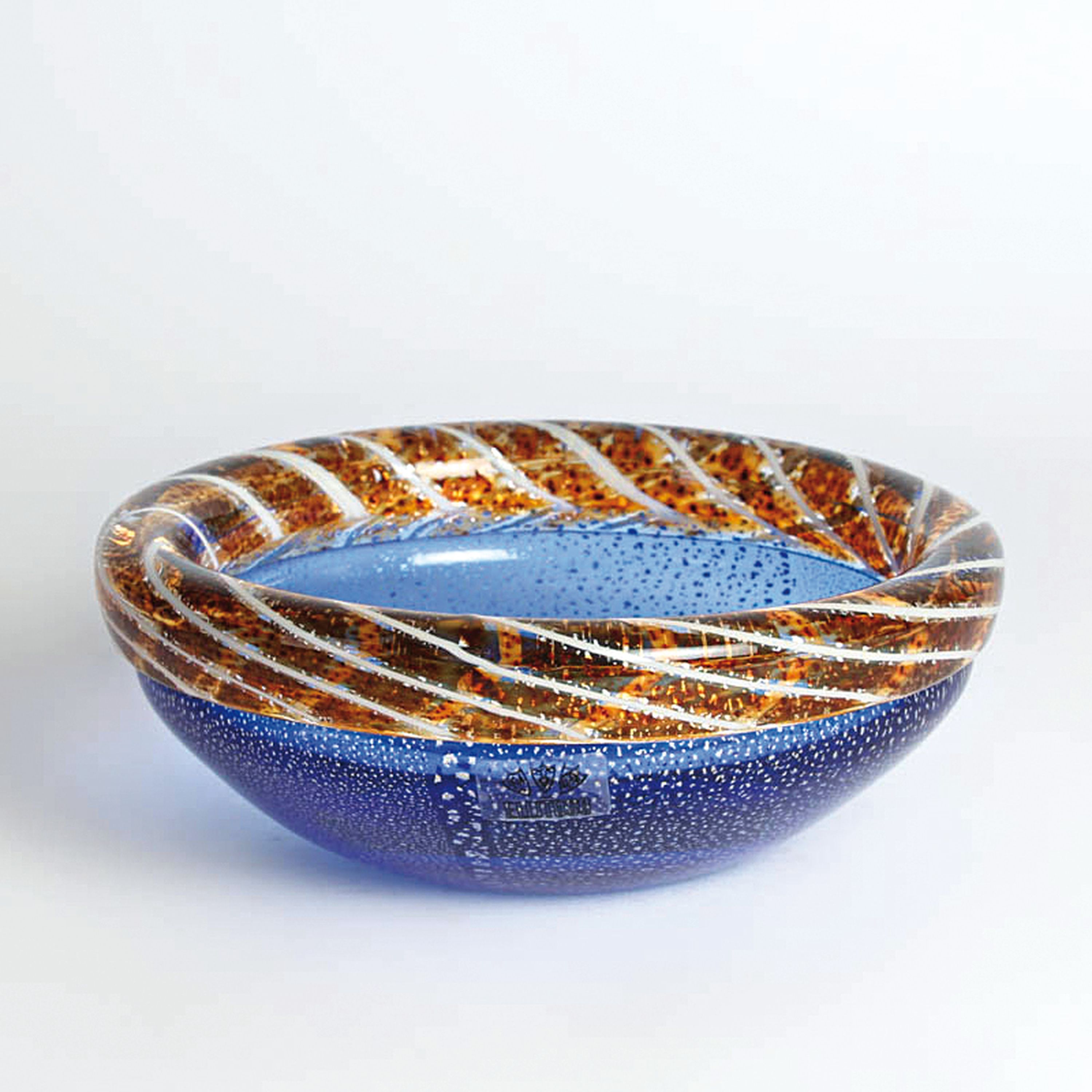 Glasschale, Fratelli Toso, Murano, 1960-70, farbloses Glas, blauer Überfang mit Silberfolie, aufgeschmolzene Randwulst mit Spiralmuster, D. 20 cm
