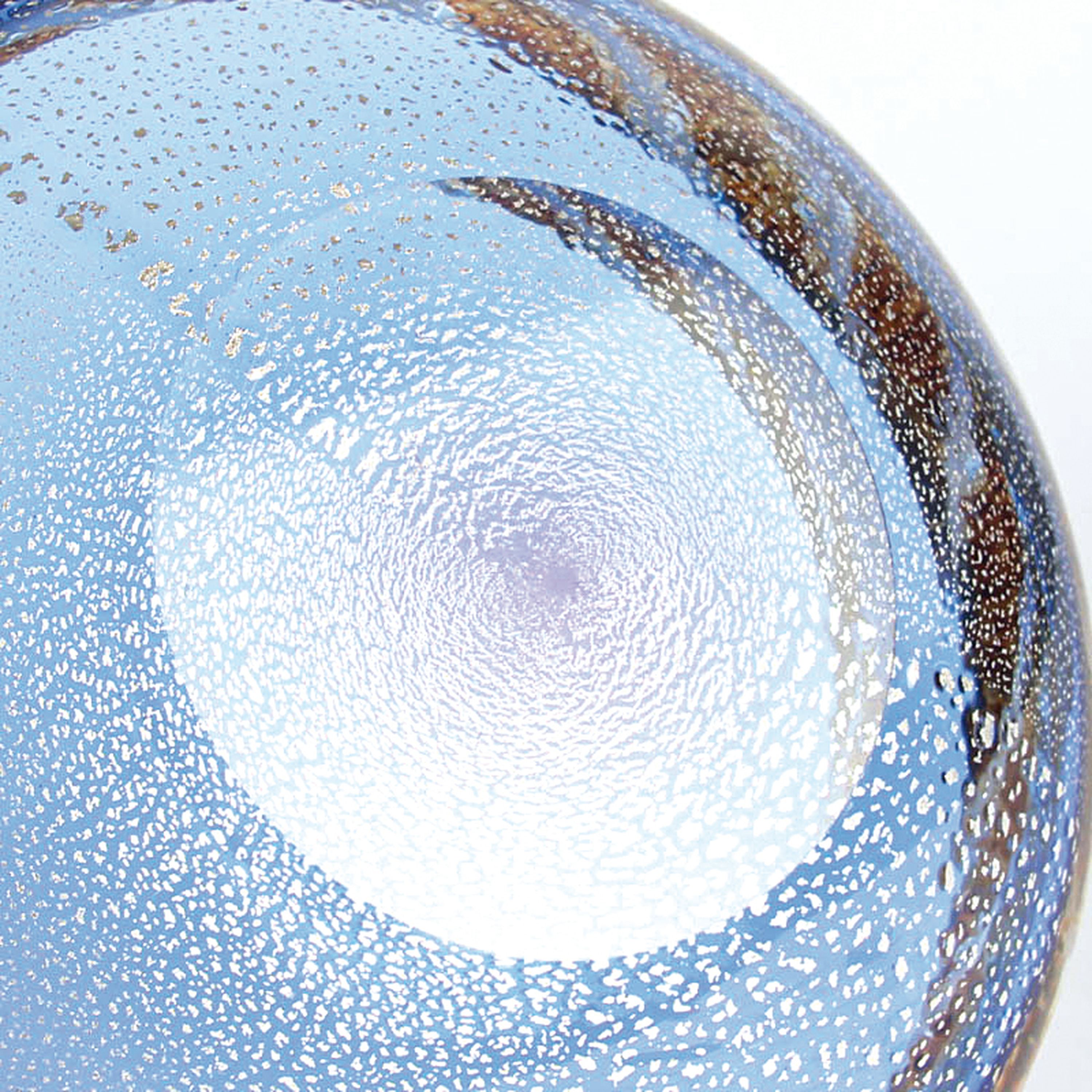 Detail c: Glasschale, Fratelli Toso, Murano, 1960-70, farbloses Glas, blauer Überfang mit Silberfolie, aufgeschmolzene Randwulst mit Spiralmuster, D. 20 cm