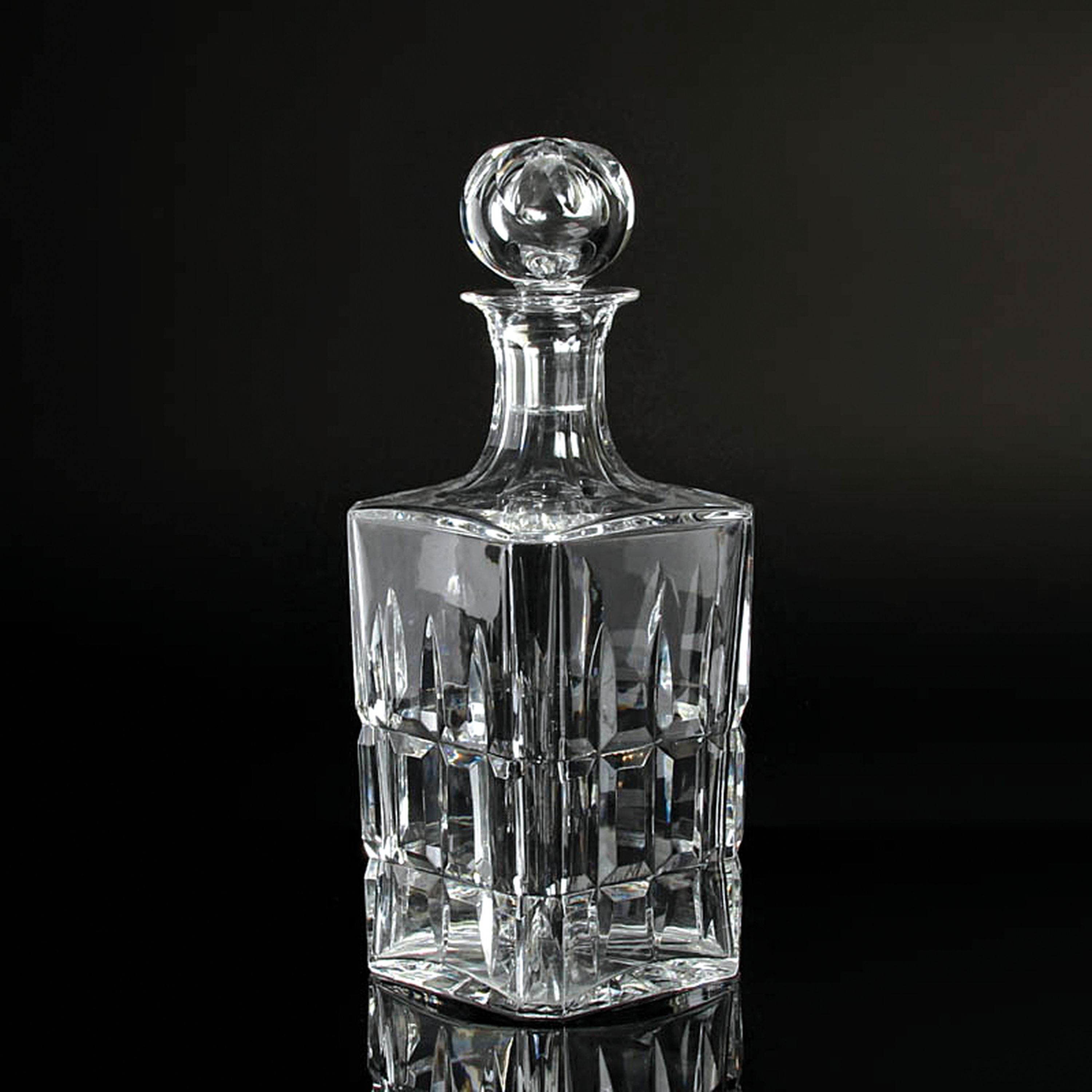 3 Glasgefäße, 2x St. Louis, Frankreich, St. Louis: rechteckiger Dekanter mit Stopfen H. 30cm, Dekanter mit Henkel H. 43 cm; Henkelkrug H. 22,5 cm, ...
