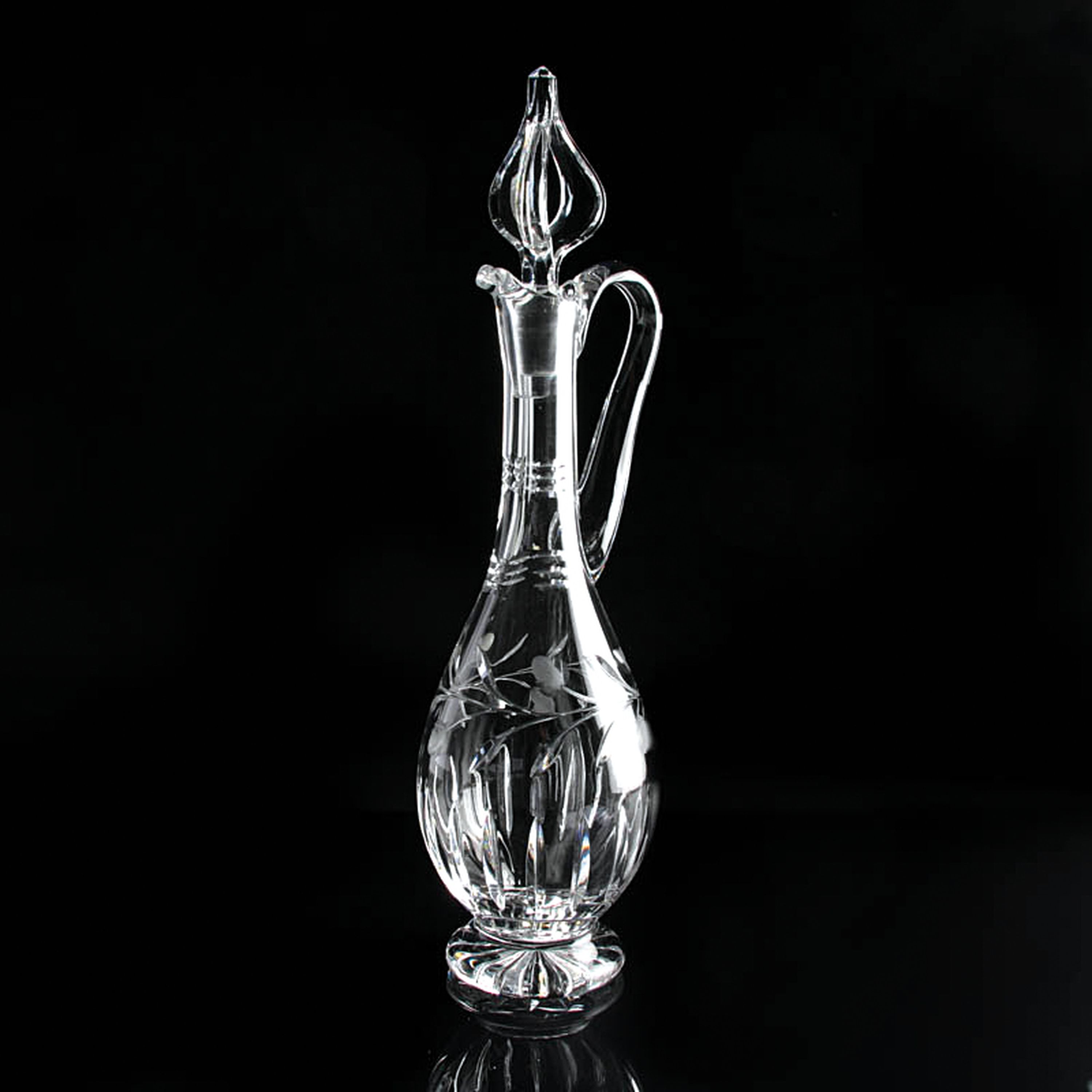 Detail b: 3 Glasgefäße, 2x St. Louis, Frankreich, St. Louis: rechteckiger Dekanter mit Stopfen H. 30cm, Dekanter mit Henkel H. 43 cm; Henkelkrug H. 22,5 cm, ...