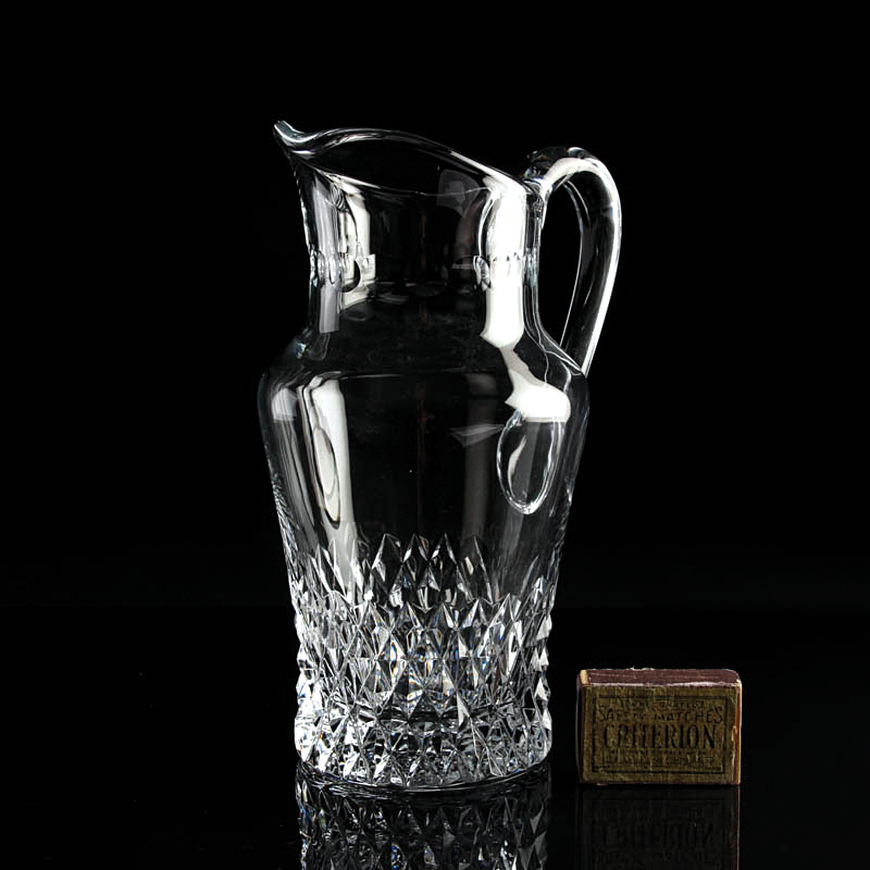 Detail c: 3 Glasgefäße, 2x St. Louis, Frankreich, St. Louis: rechteckiger Dekanter mit Stopfen H. 30cm, Dekanter mit Henkel H. 43 cm; Henkelkrug H. 22,5 cm, ...