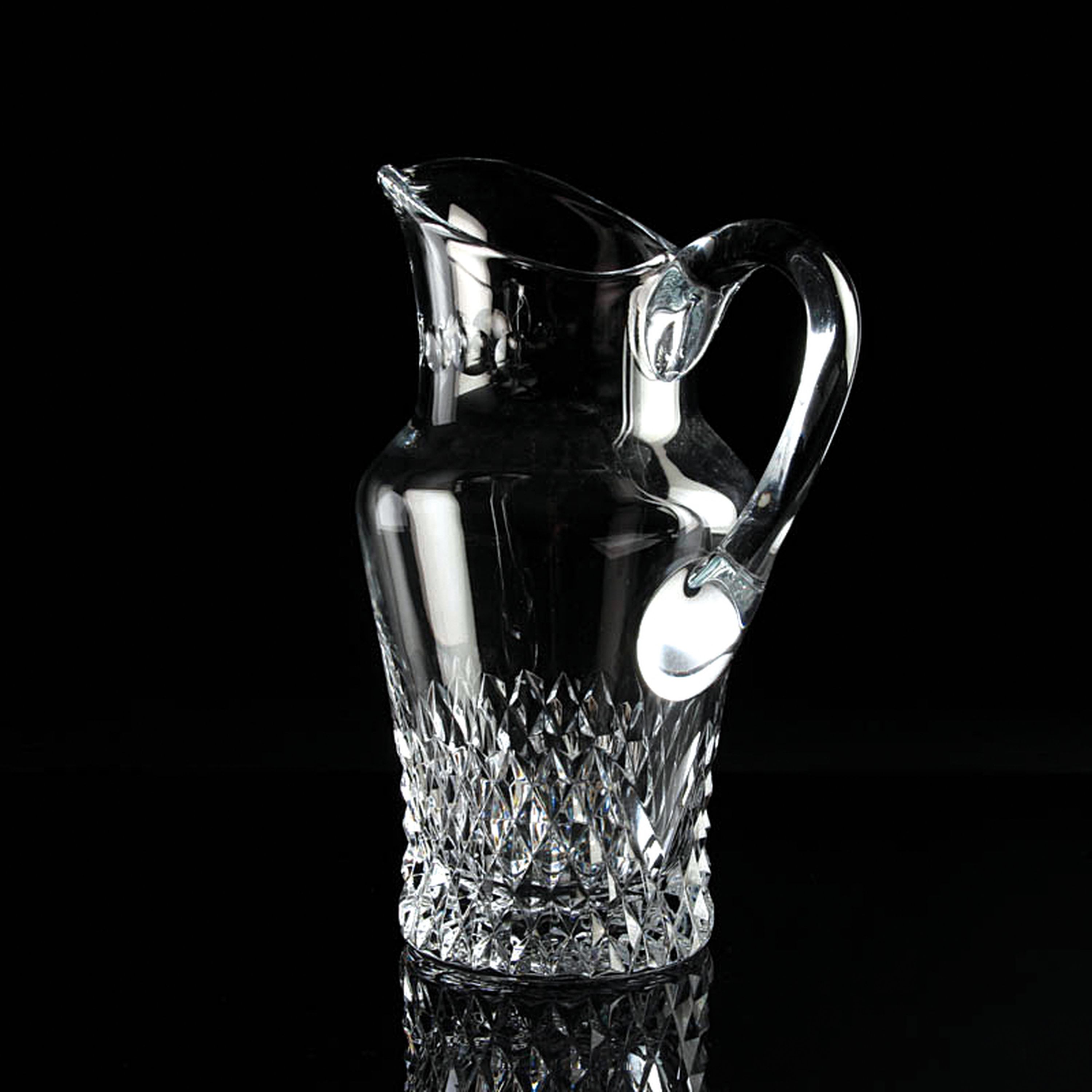 Detail d: 3 Glasgefäße, 2x St. Louis, Frankreich, St. Louis: rechteckiger Dekanter mit Stopfen H. 30cm, Dekanter mit Henkel H. 43 cm; Henkelkrug H. 22,5 cm, ...