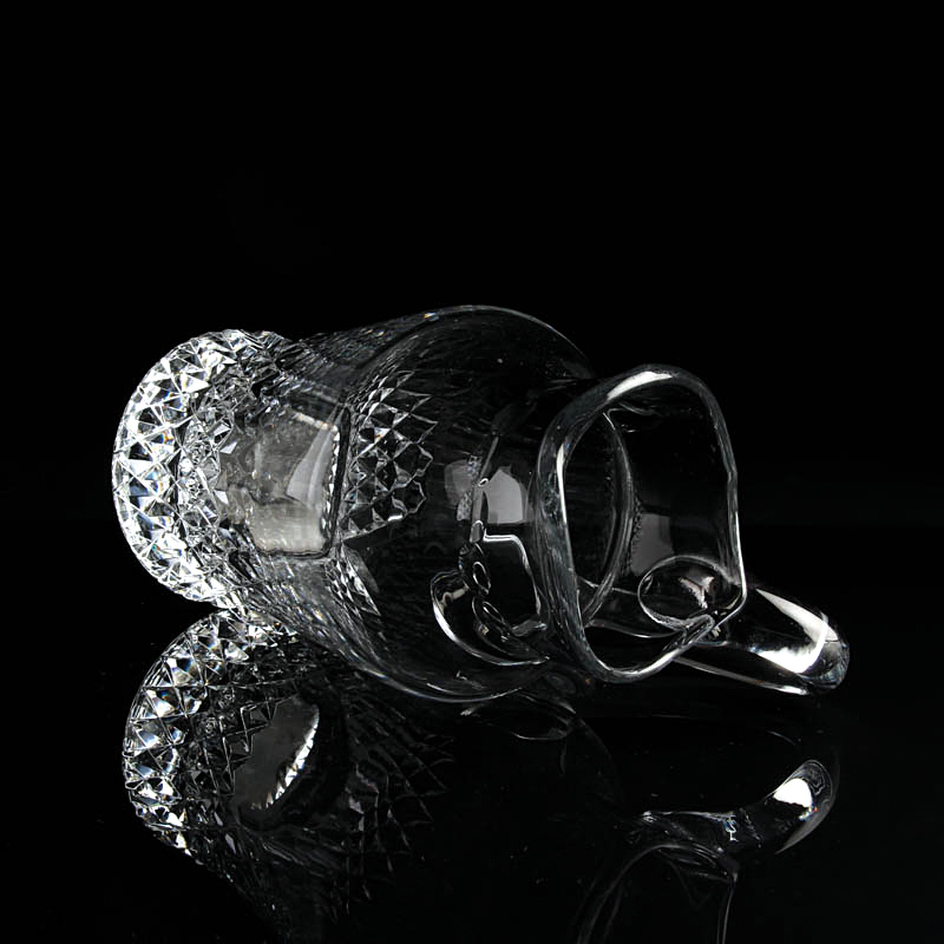 Detail e: 3 Glasgefäße, 2x St. Louis, Frankreich, St. Louis: rechteckiger Dekanter mit Stopfen H. 30cm, Dekanter mit Henkel H. 43 cm; Henkelkrug H. 22,5 cm, ...