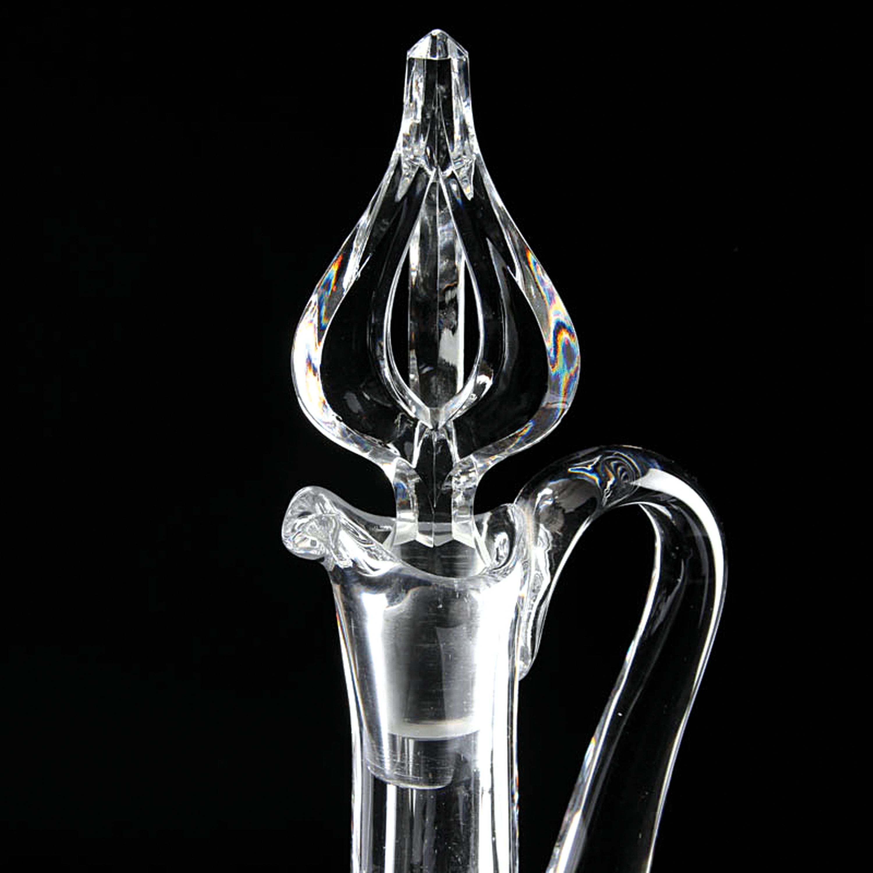 Detail g: 3 Glasgefäße, 2x St. Louis, Frankreich, St. Louis: rechteckiger Dekanter mit Stopfen H. 30cm, Dekanter mit Henkel H. 43 cm; Henkelkrug H. 22,5 cm, ...