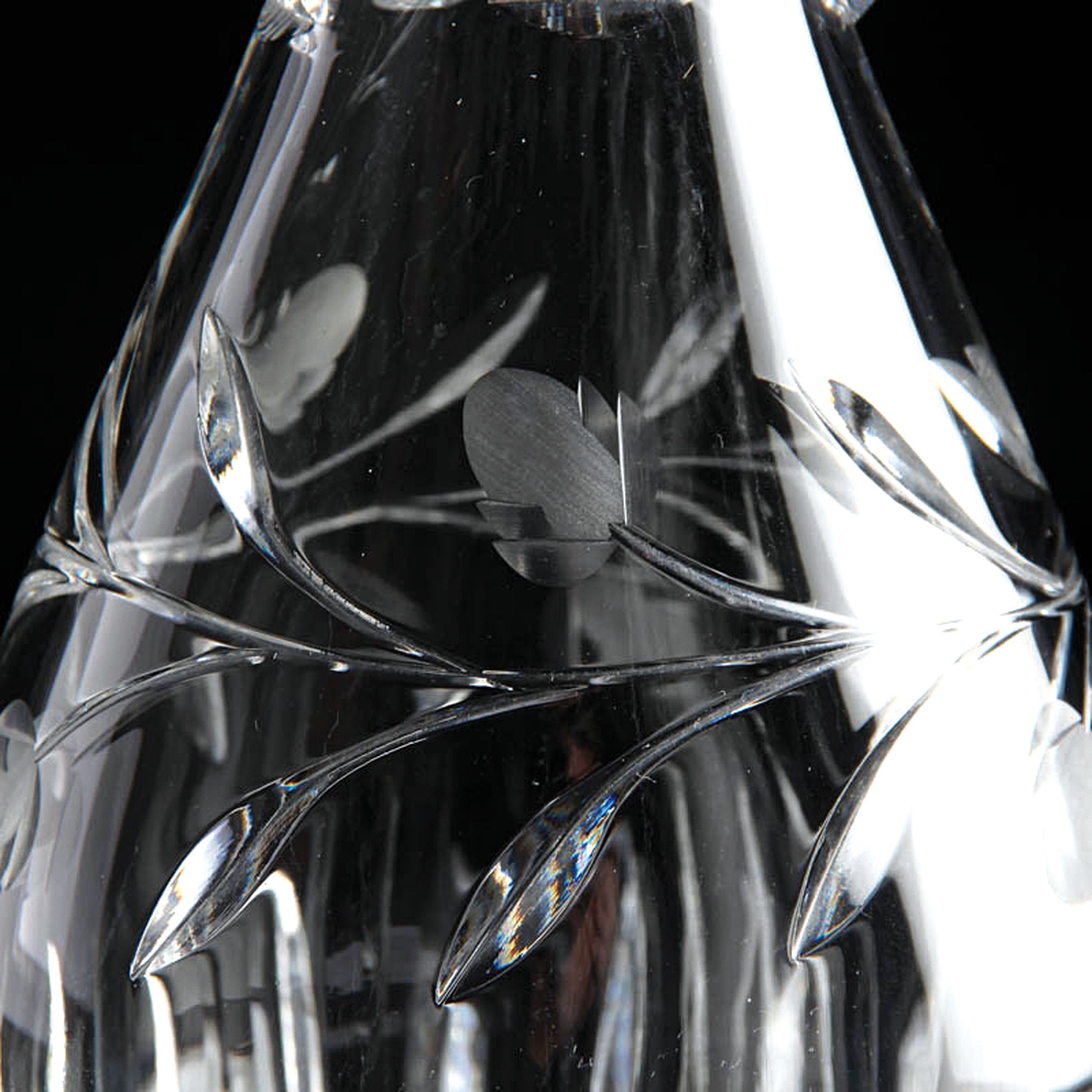 Detail h: 3 Glasgefäße, 2x St. Louis, Frankreich, St. Louis: rechteckiger Dekanter mit Stopfen H. 30cm, Dekanter mit Henkel H. 43 cm; Henkelkrug H. 22,5 cm, ...