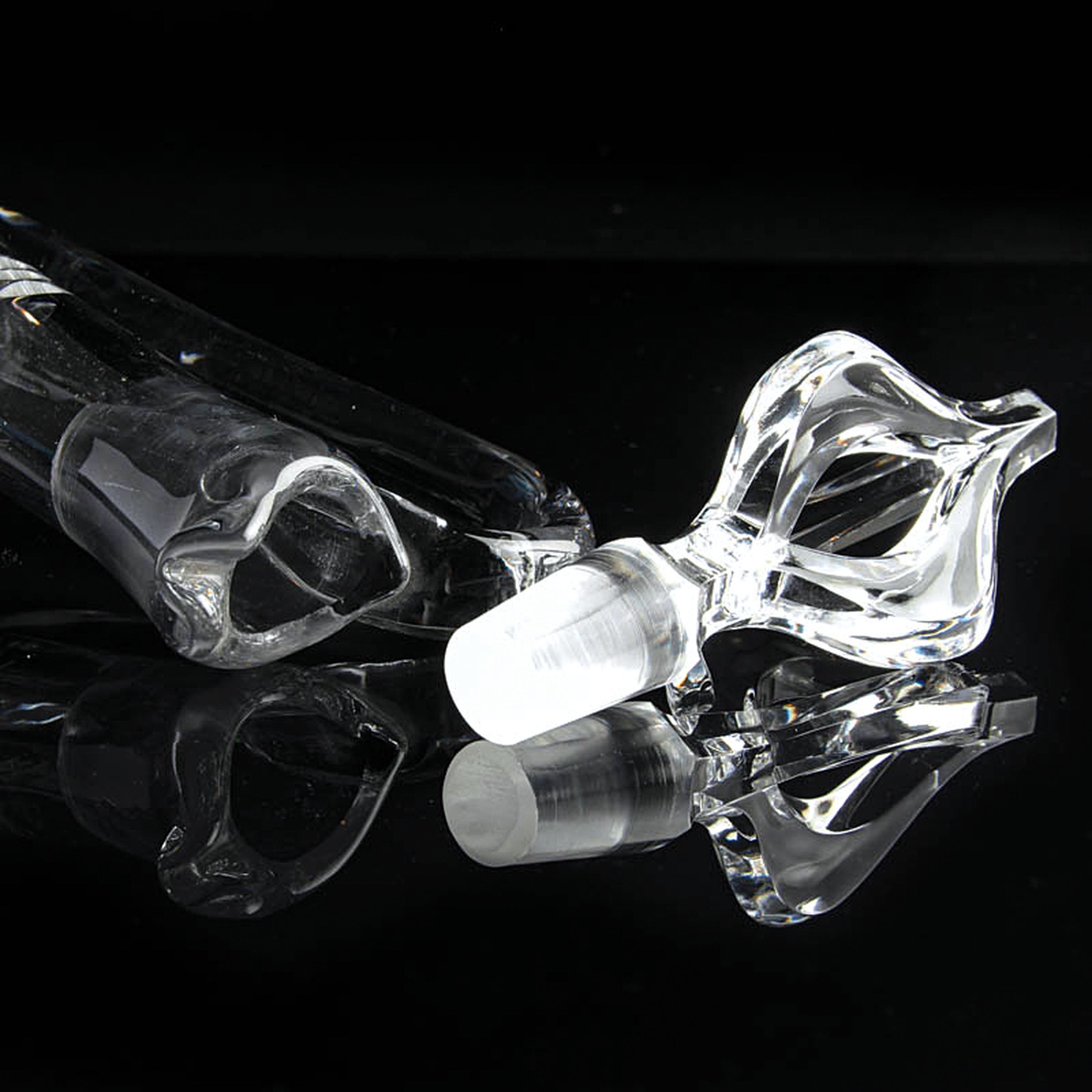 Detail i: 3 Glasgefäße, 2x St. Louis, Frankreich, St. Louis: rechteckiger Dekanter mit Stopfen H. 30cm, Dekanter mit Henkel H. 43 cm; Henkelkrug H. 22,5 cm, ...