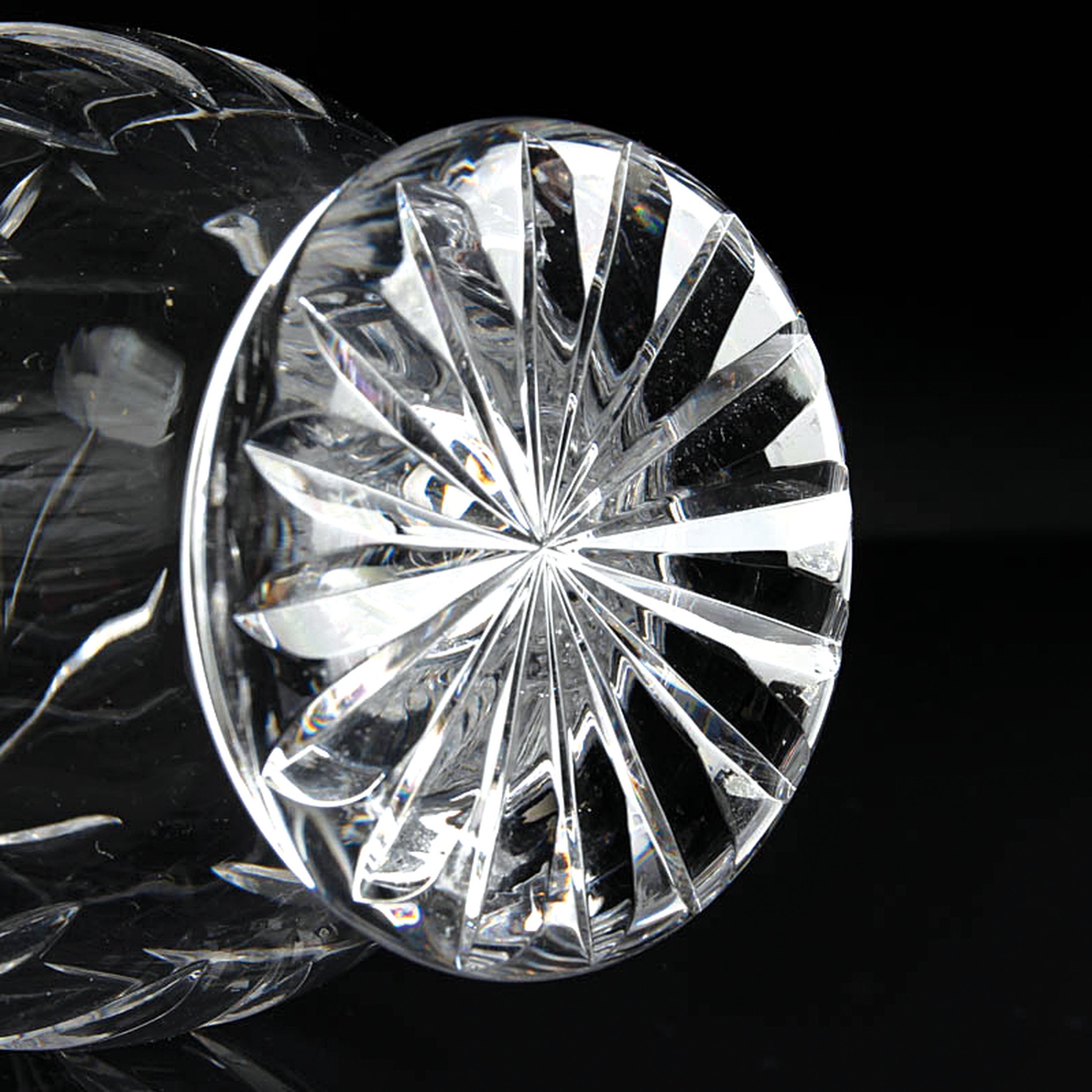 Detail j: 3 Glasgefäße, 2x St. Louis, Frankreich, St. Louis: rechteckiger Dekanter mit Stopfen H. 30cm, Dekanter mit Henkel H. 43 cm; Henkelkrug H. 22,5 cm, ...