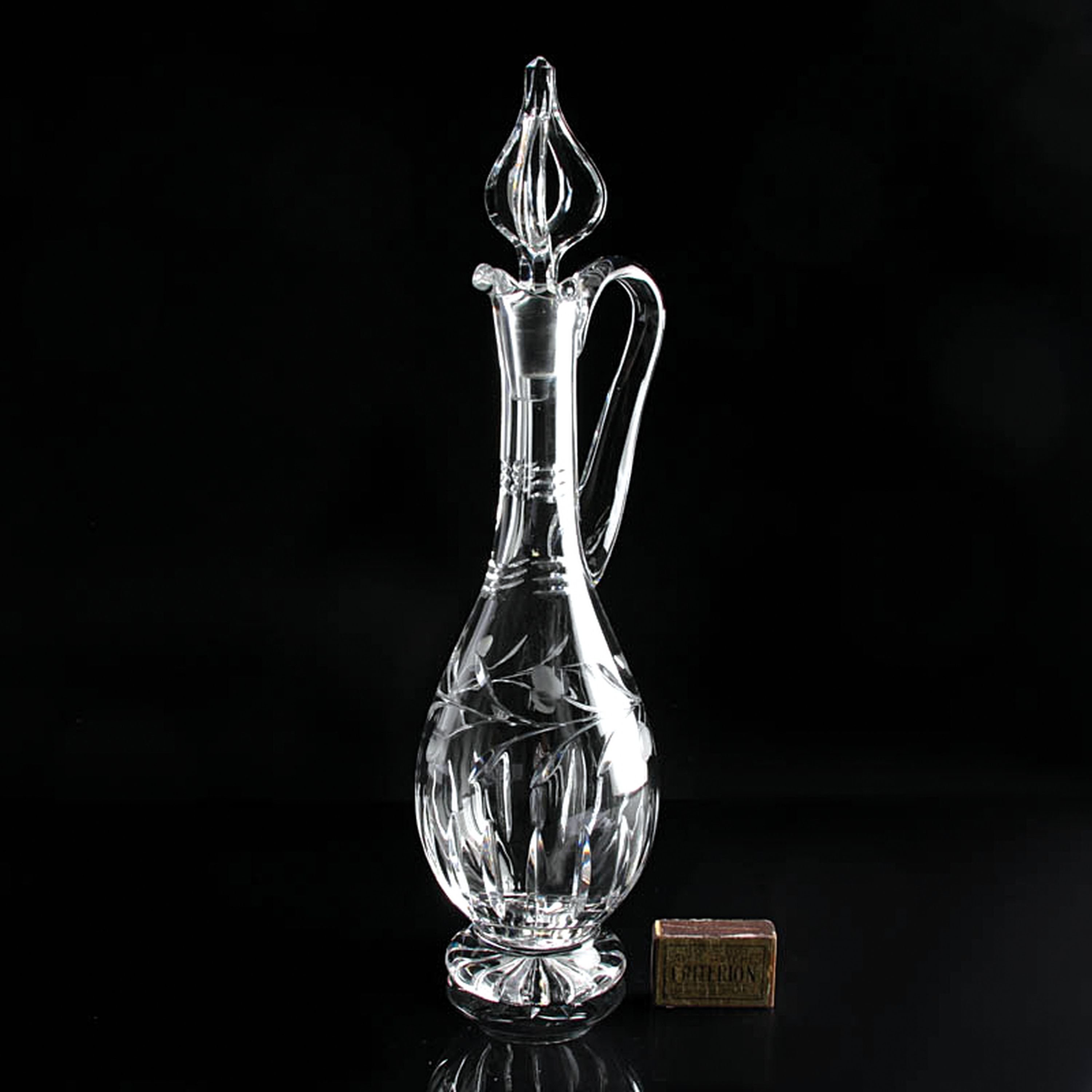 Detail k: 3 Glasgefäße, 2x St. Louis, Frankreich, St. Louis: rechteckiger Dekanter mit Stopfen H. 30cm, Dekanter mit Henkel H. 43 cm; Henkelkrug H. 22,5 cm, ...