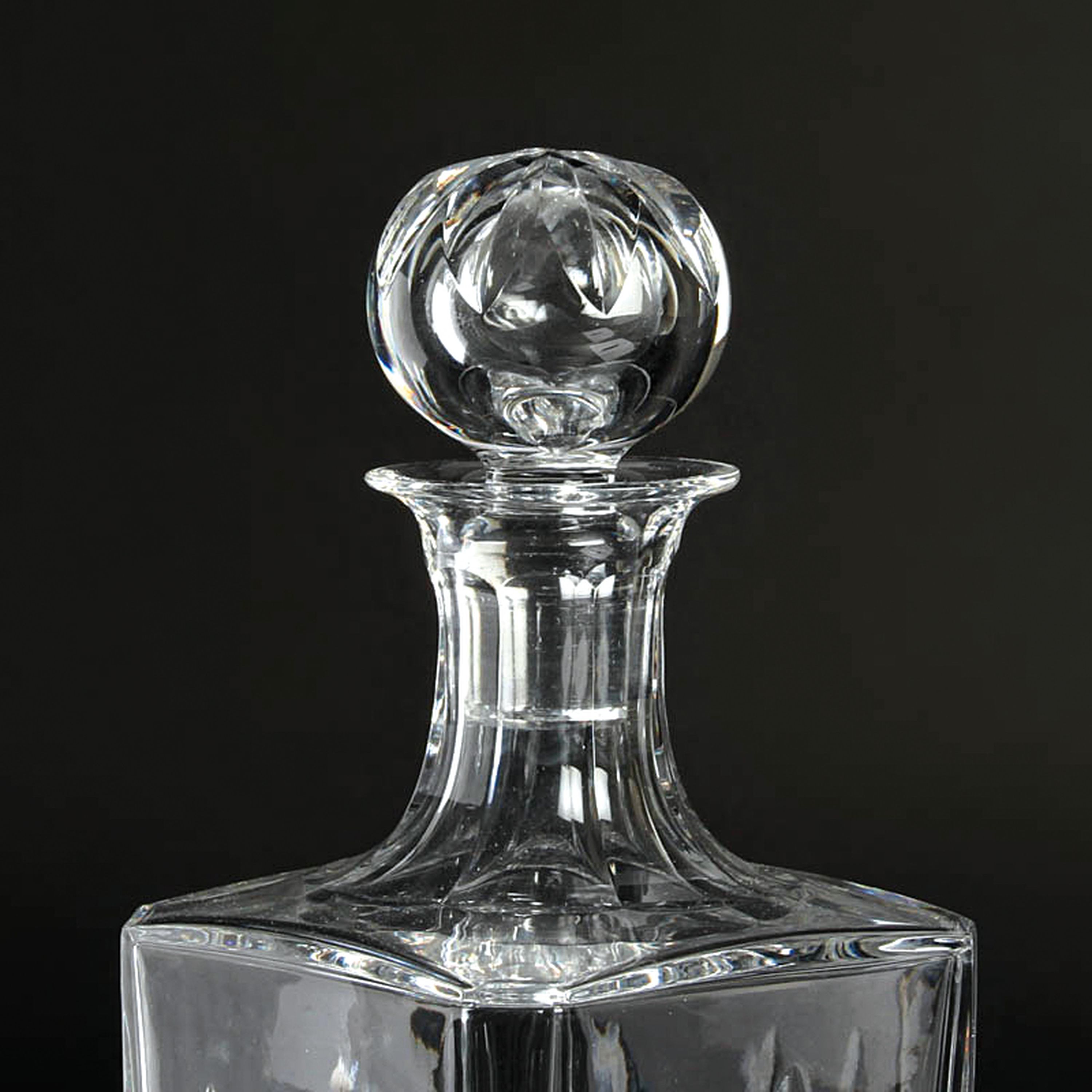 Detail l: 3 Glasgefäße, 2x St. Louis, Frankreich, St. Louis: rechteckiger Dekanter mit Stopfen H. 30cm, Dekanter mit Henkel H. 43 cm; Henkelkrug H. 22,5 cm, ...
