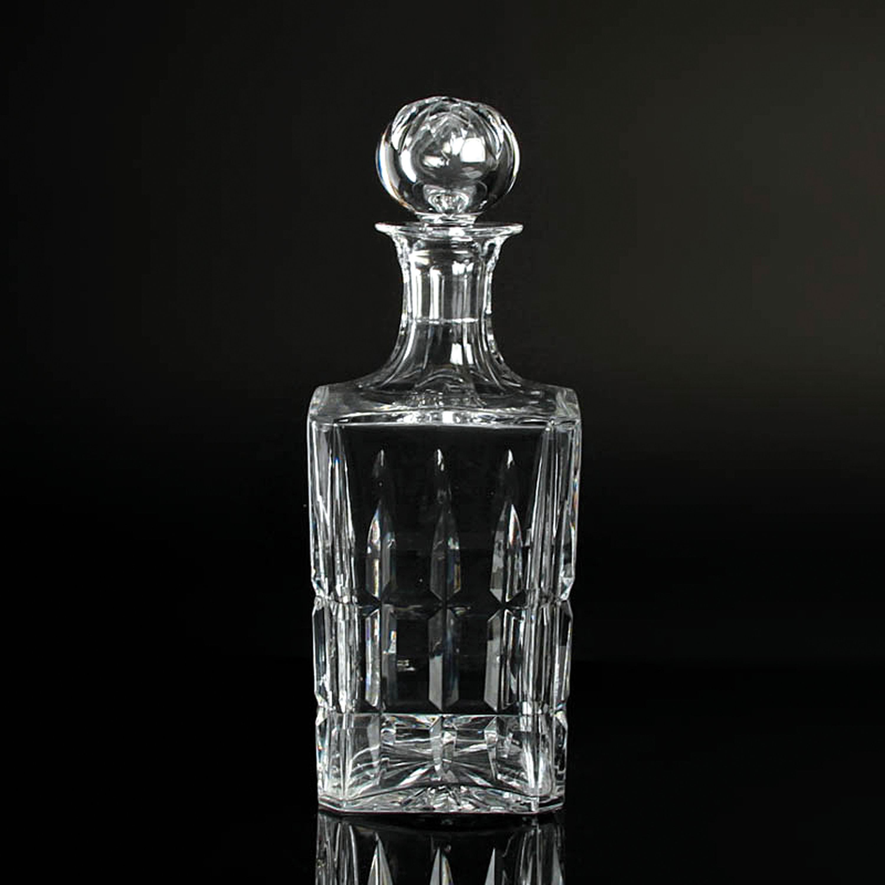 Detail m: 3 Glasgefäße, 2x St. Louis, Frankreich, St. Louis: rechteckiger Dekanter mit Stopfen H. 30cm, Dekanter mit Henkel H. 43 cm; Henkelkrug H. 22,5 cm, ...