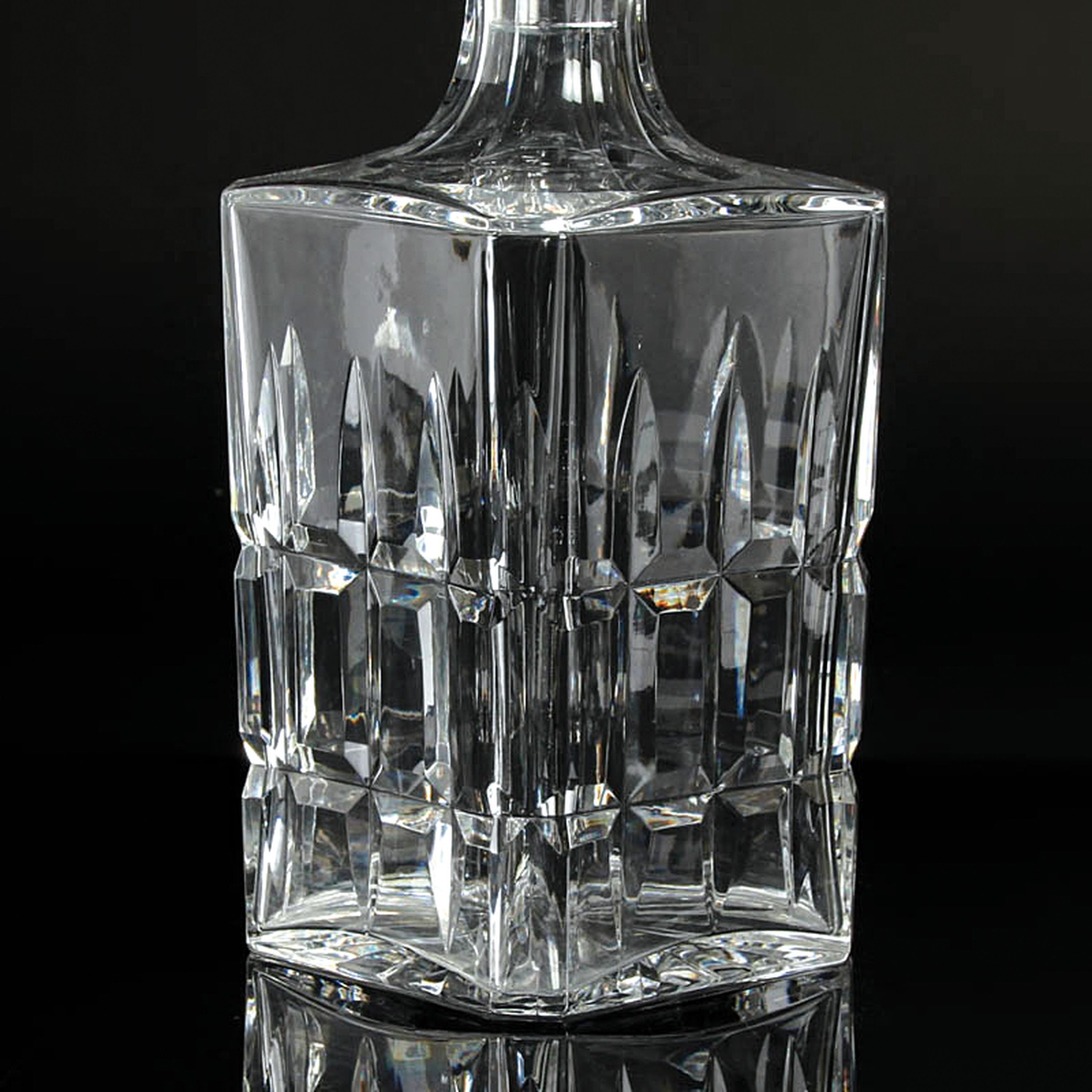 Detail n: 3 Glasgefäße, 2x St. Louis, Frankreich, St. Louis: rechteckiger Dekanter mit Stopfen H. 30cm, Dekanter mit Henkel H. 43 cm; Henkelkrug H. 22,5 cm, ...