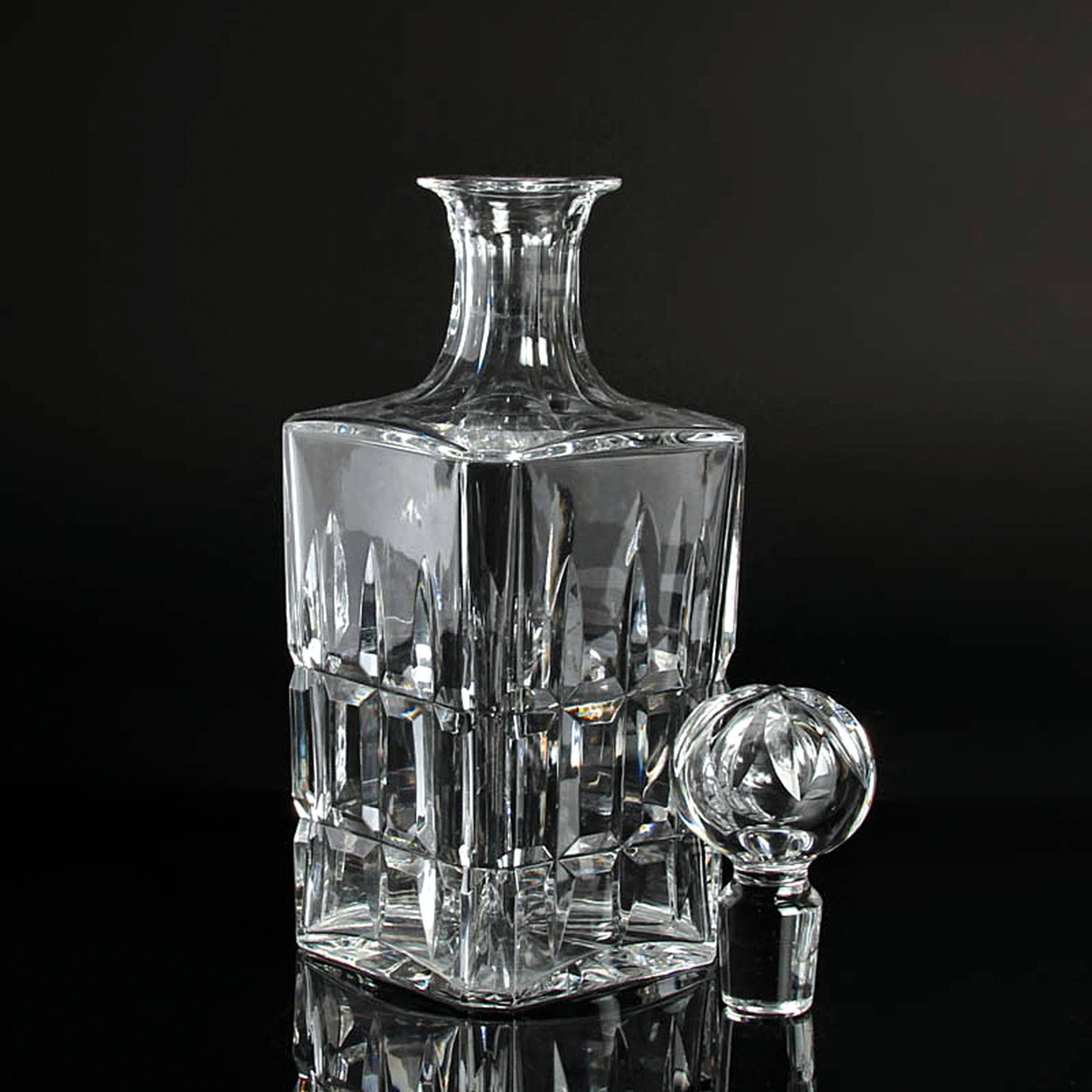 Detail o: 3 Glasgefäße, 2x St. Louis, Frankreich, St. Louis: rechteckiger Dekanter mit Stopfen H. 30cm, Dekanter mit Henkel H. 43 cm; Henkelkrug H. 22,5 cm, ...