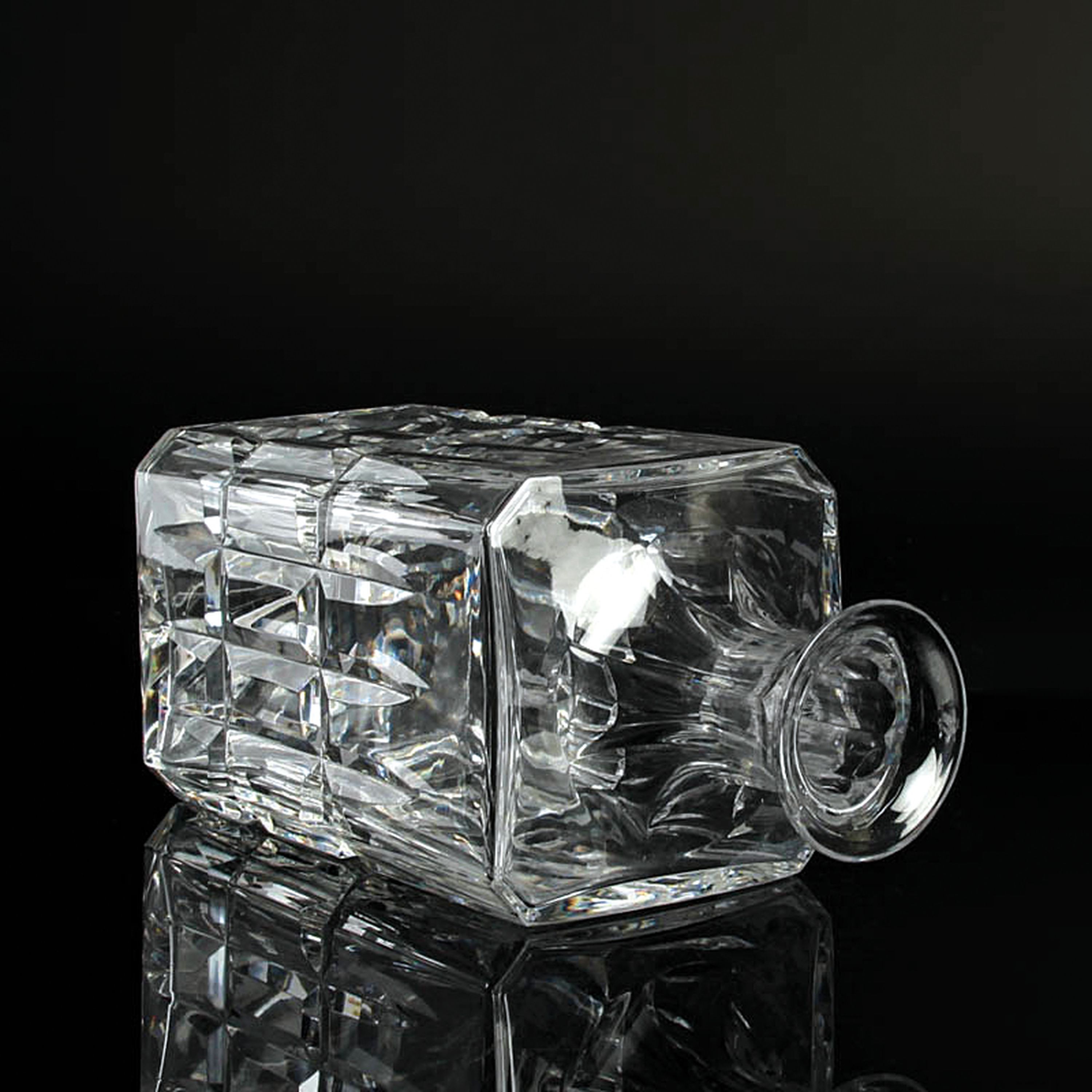 Detail p: 3 Glasgefäße, 2x St. Louis, Frankreich, St. Louis: rechteckiger Dekanter mit Stopfen H. 30cm, Dekanter mit Henkel H. 43 cm; Henkelkrug H. 22,5 cm, ...