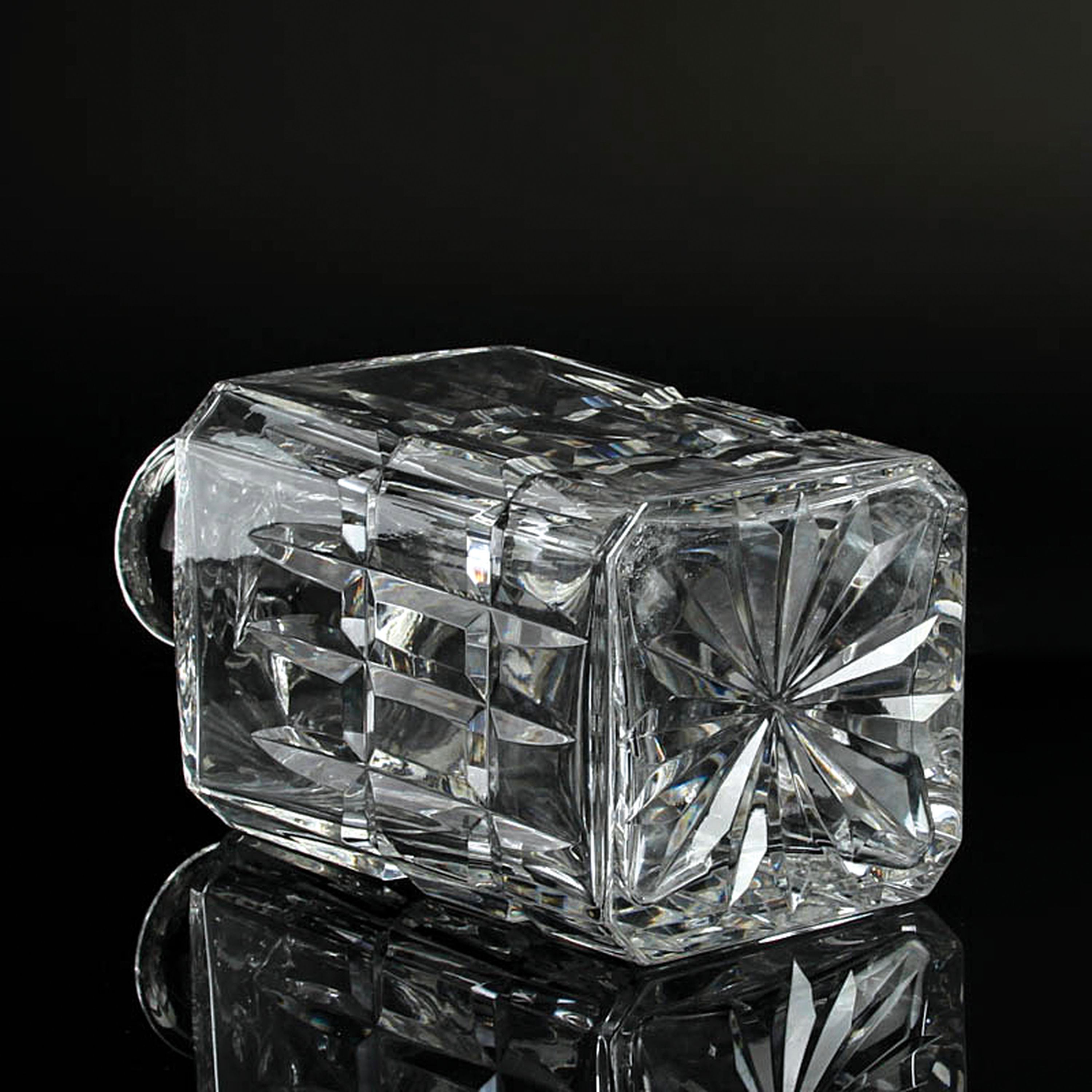 Detail q: 3 Glasgefäße, 2x St. Louis, Frankreich, St. Louis: rechteckiger Dekanter mit Stopfen H. 30cm, Dekanter mit Henkel H. 43 cm; Henkelkrug H. 22,5 cm, ...