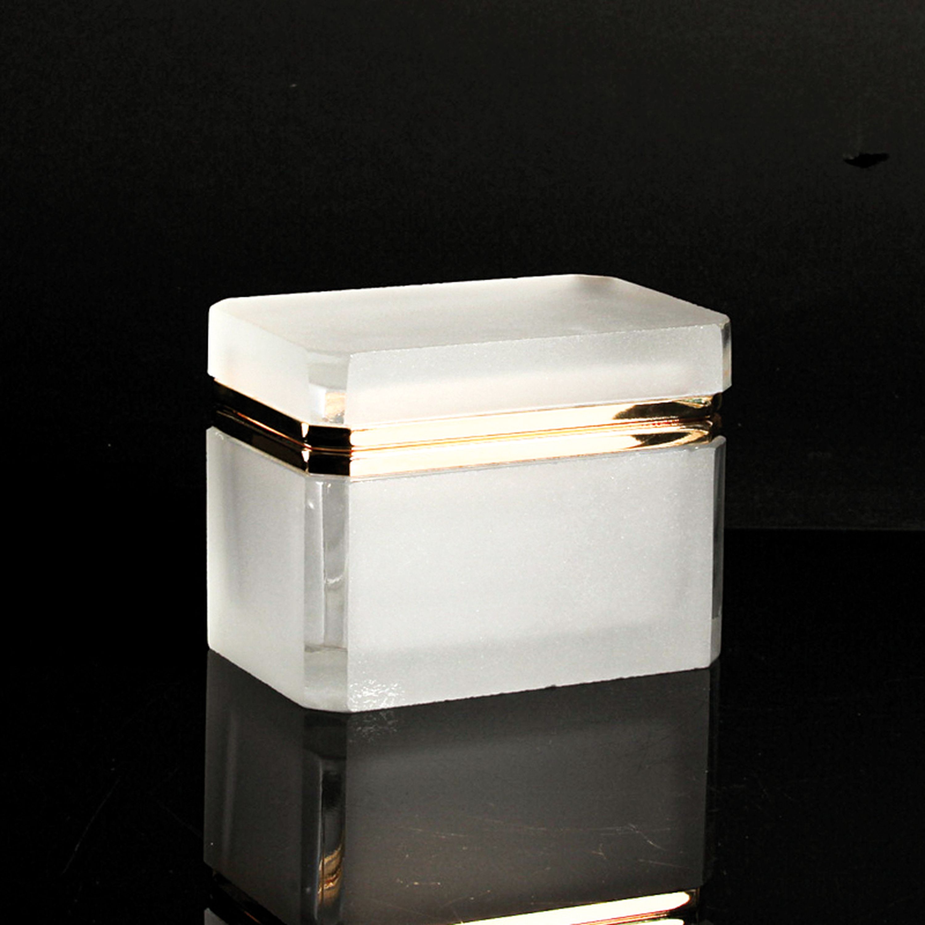 3 Glasdeckeldosen im Stil des Art Deco, Frankreich, 20.Jh., 1x farbloses Glas mit facettierter Oberfläche 10x14x8 cm (am Boden best.); 1x farbloses ...