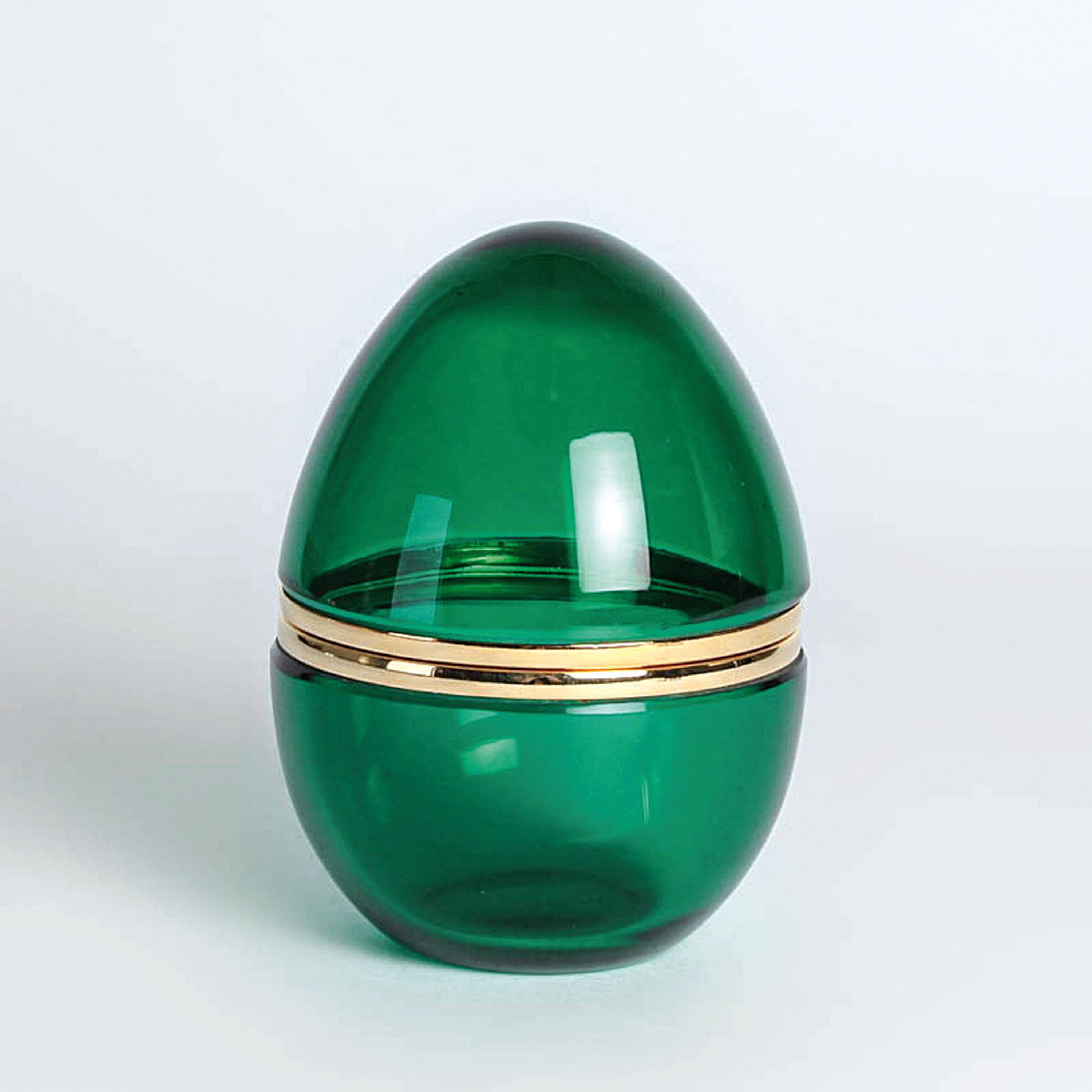 Detail a: 3 Glasdeckeldosen im Stil des Art Deco, Frankreich, 20.Jh., 1x farbloses Glas mit facettierter Oberfläche 10x14x8 cm (am Boden best.); 1x farbloses ...