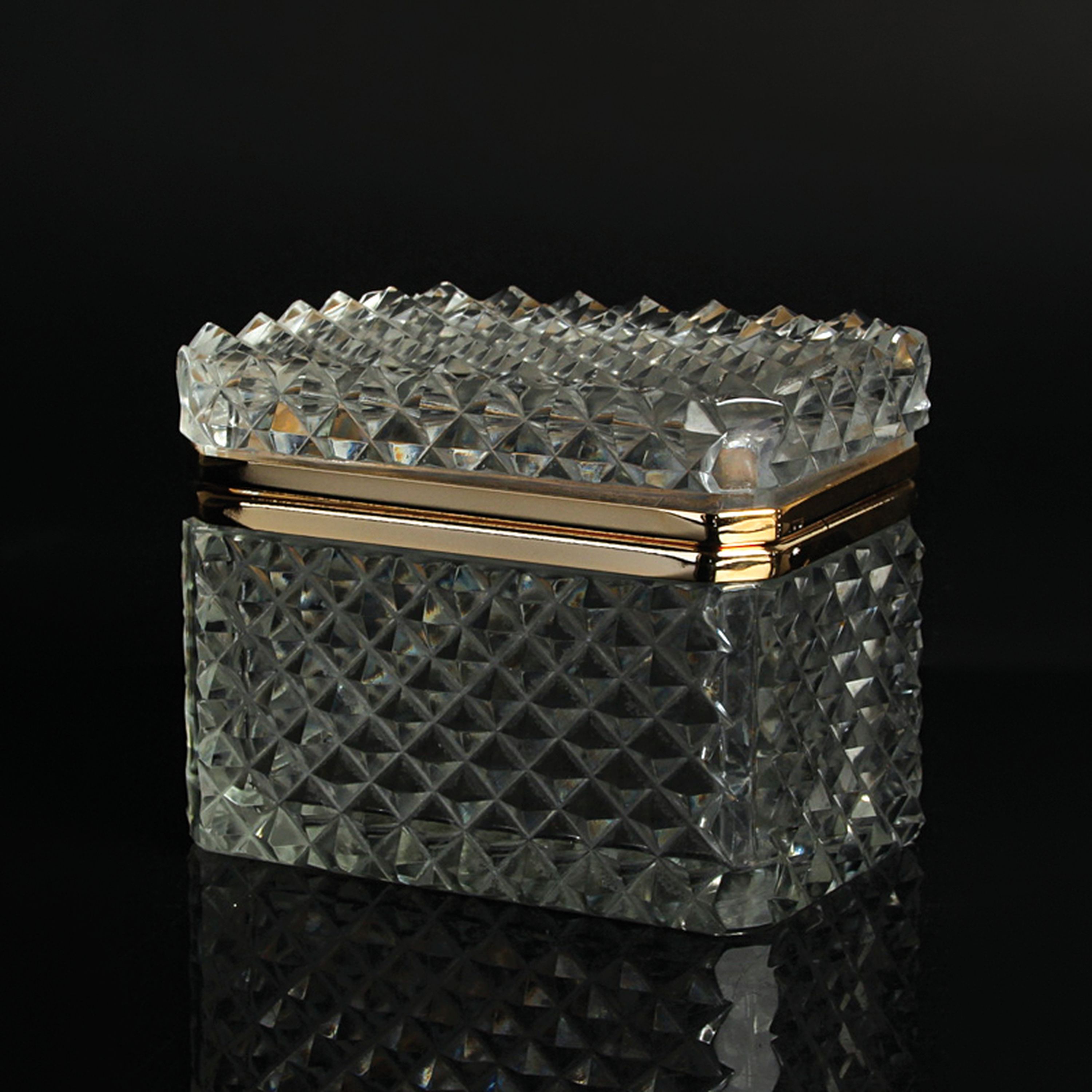 Detail b: 3 Glasdeckeldosen im Stil des Art Deco, Frankreich, 20.Jh., 1x farbloses Glas mit facettierter Oberfläche 10x14x8 cm (am Boden best.); 1x farbloses ...