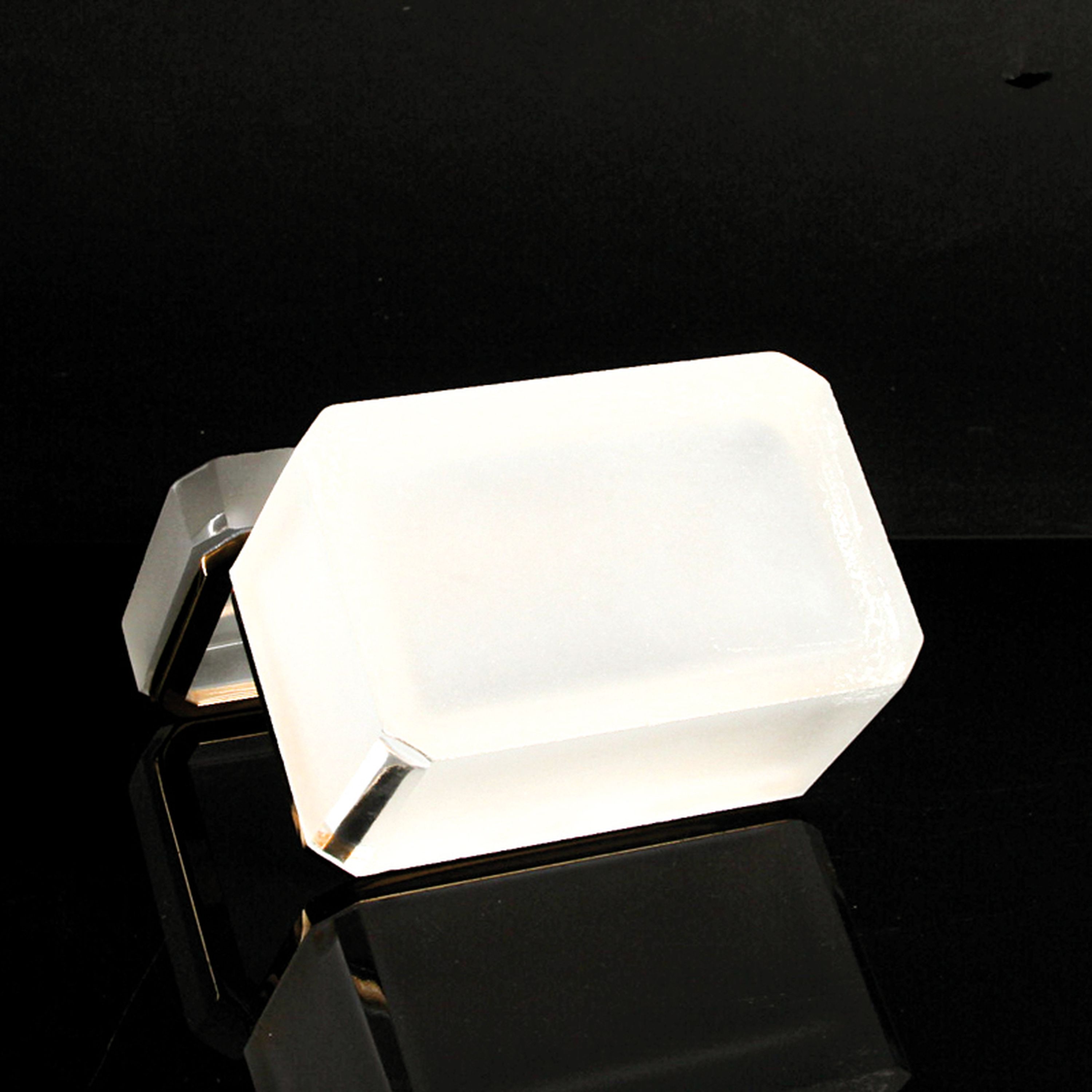 Detail c: 3 Glasdeckeldosen im Stil des Art Deco, Frankreich, 20.Jh., 1x farbloses Glas mit facettierter Oberfläche 10x14x8 cm (am Boden best.); 1x farbloses ...