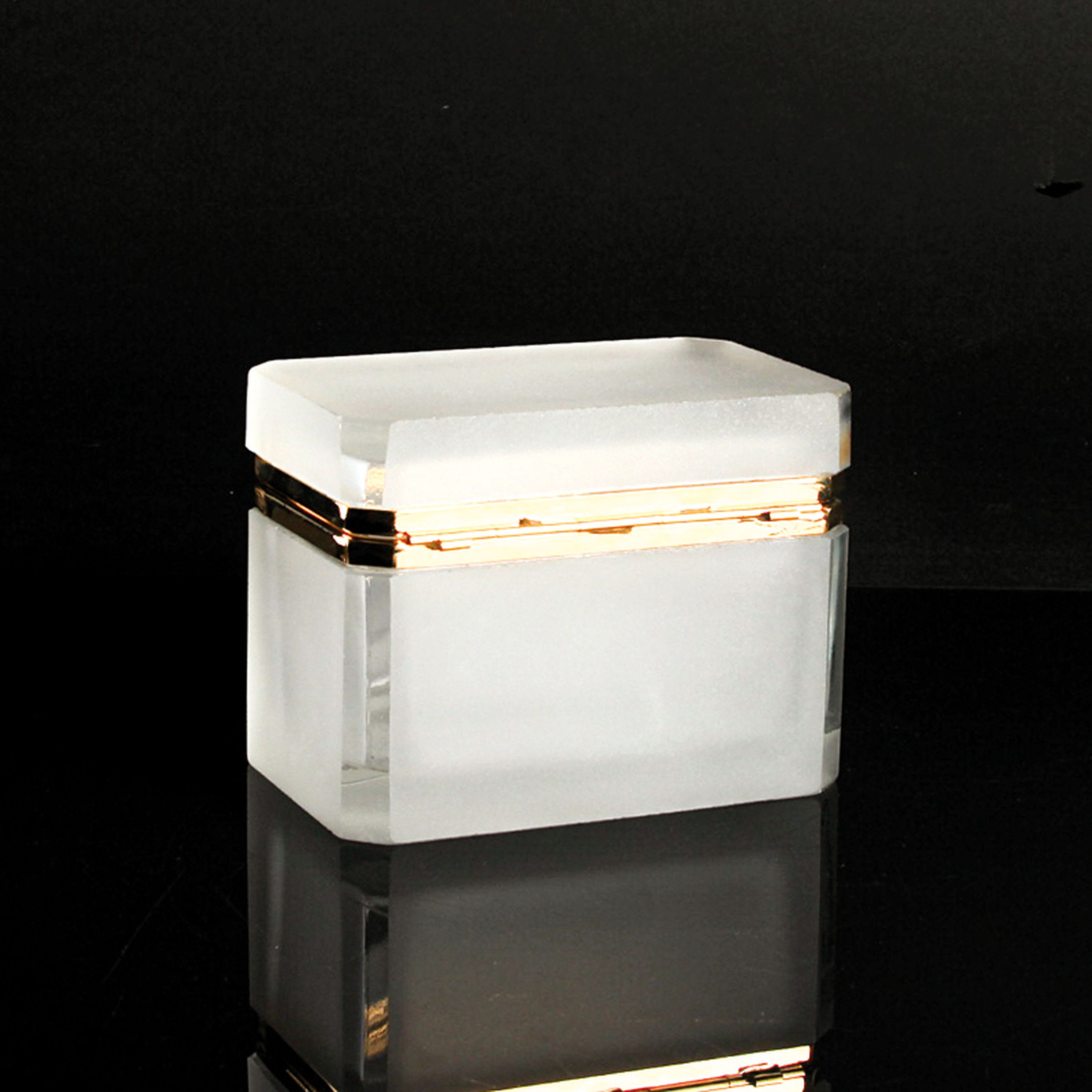 Detail d: 3 Glasdeckeldosen im Stil des Art Deco, Frankreich, 20.Jh., 1x farbloses Glas mit facettierter Oberfläche 10x14x8 cm (am Boden best.); 1x farbloses ...