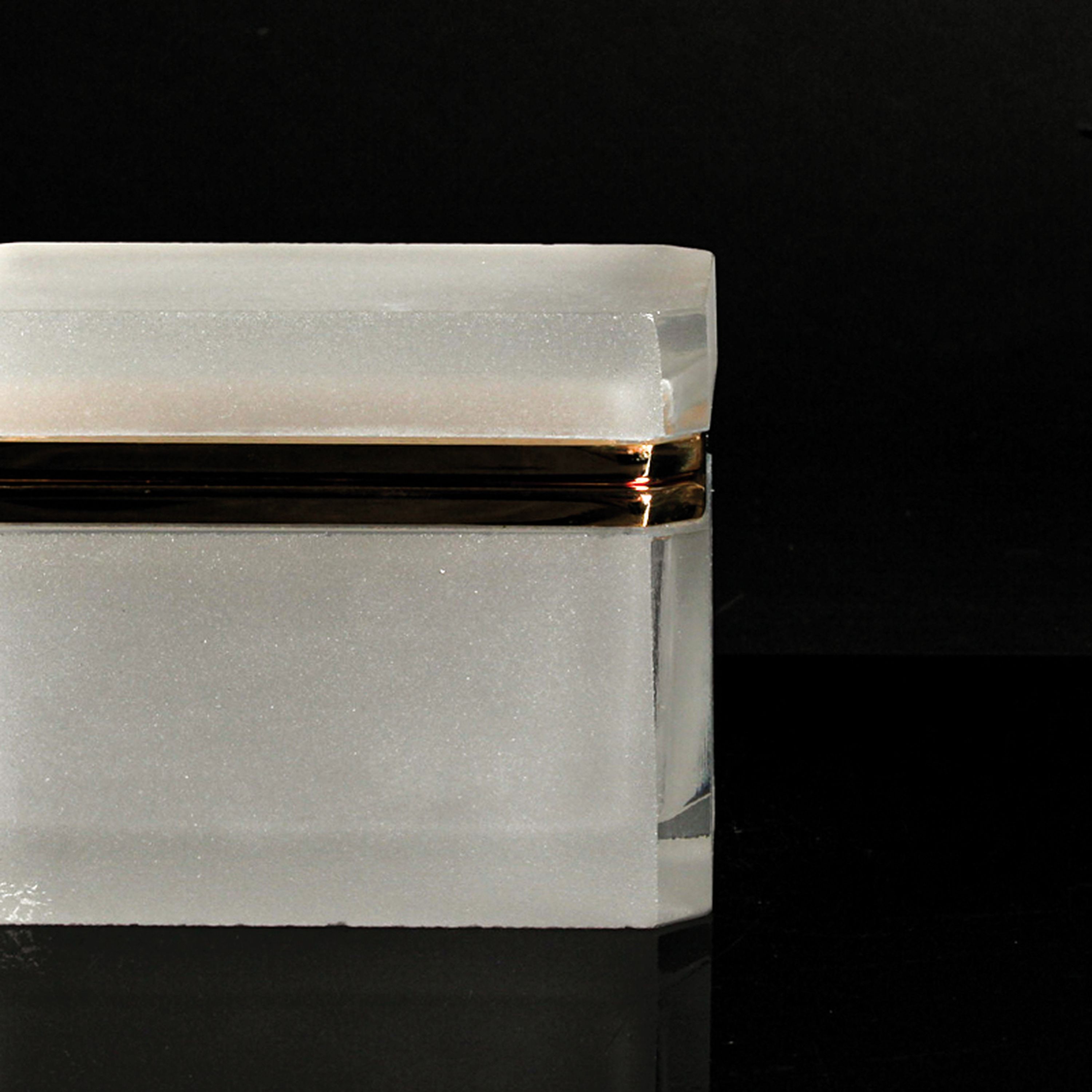 Detail e: 3 Glasdeckeldosen im Stil des Art Deco, Frankreich, 20.Jh., 1x farbloses Glas mit facettierter Oberfläche 10x14x8 cm (am Boden best.); 1x farbloses ...