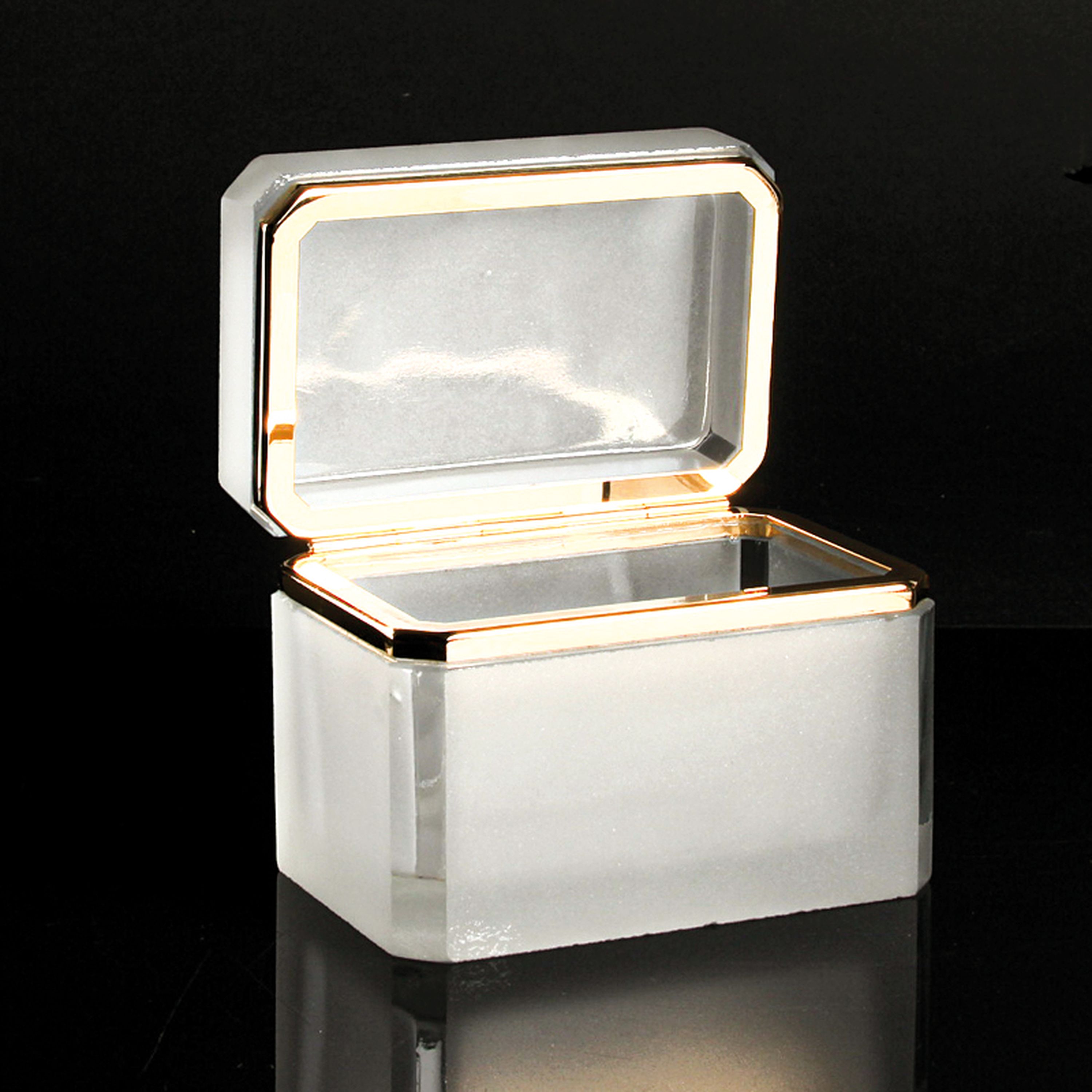 Detail f: 3 Glasdeckeldosen im Stil des Art Deco, Frankreich, 20.Jh., 1x farbloses Glas mit facettierter Oberfläche 10x14x8 cm (am Boden best.); 1x farbloses ...