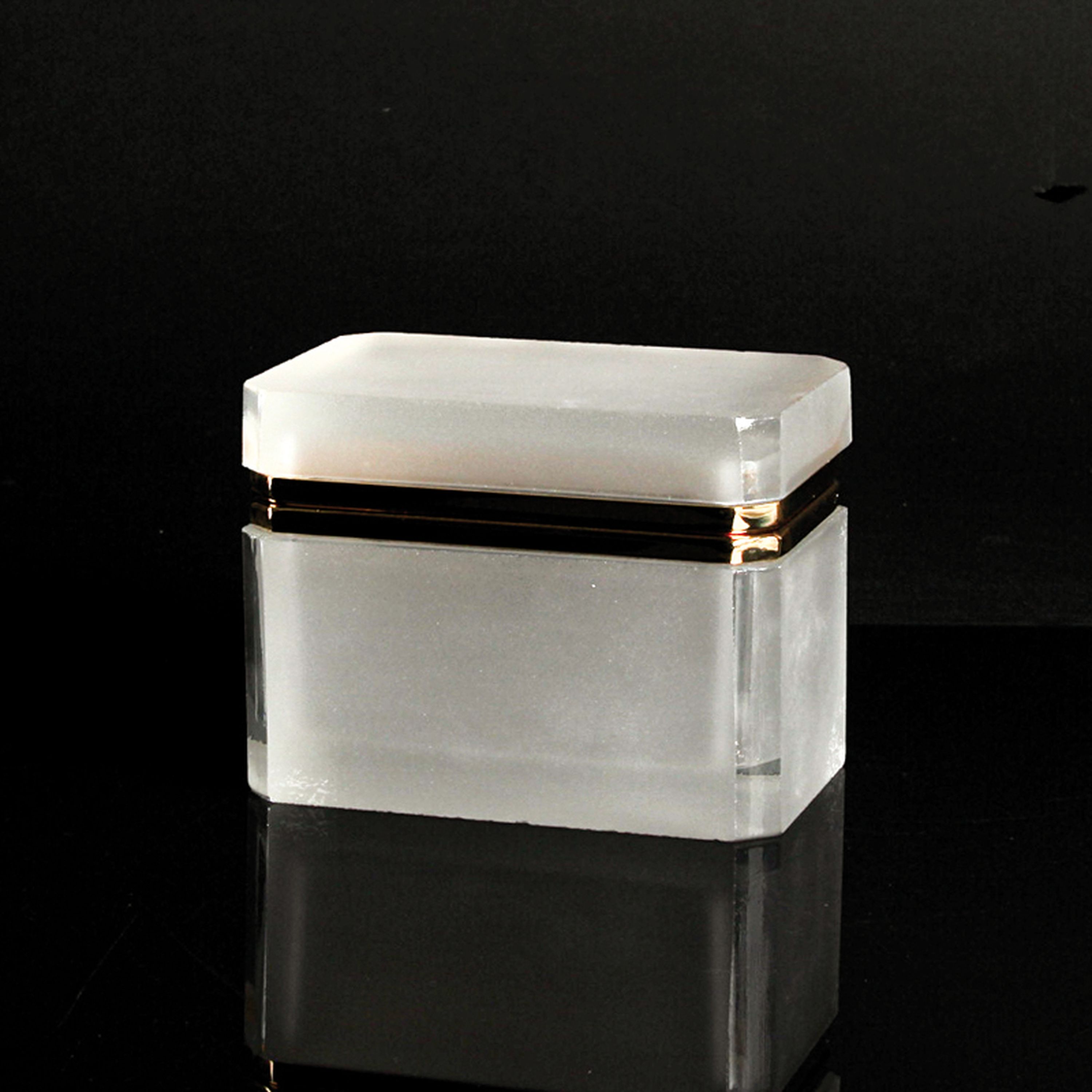 Detail g: 3 Glasdeckeldosen im Stil des Art Deco, Frankreich, 20.Jh., 1x farbloses Glas mit facettierter Oberfläche 10x14x8 cm (am Boden best.); 1x farbloses ...