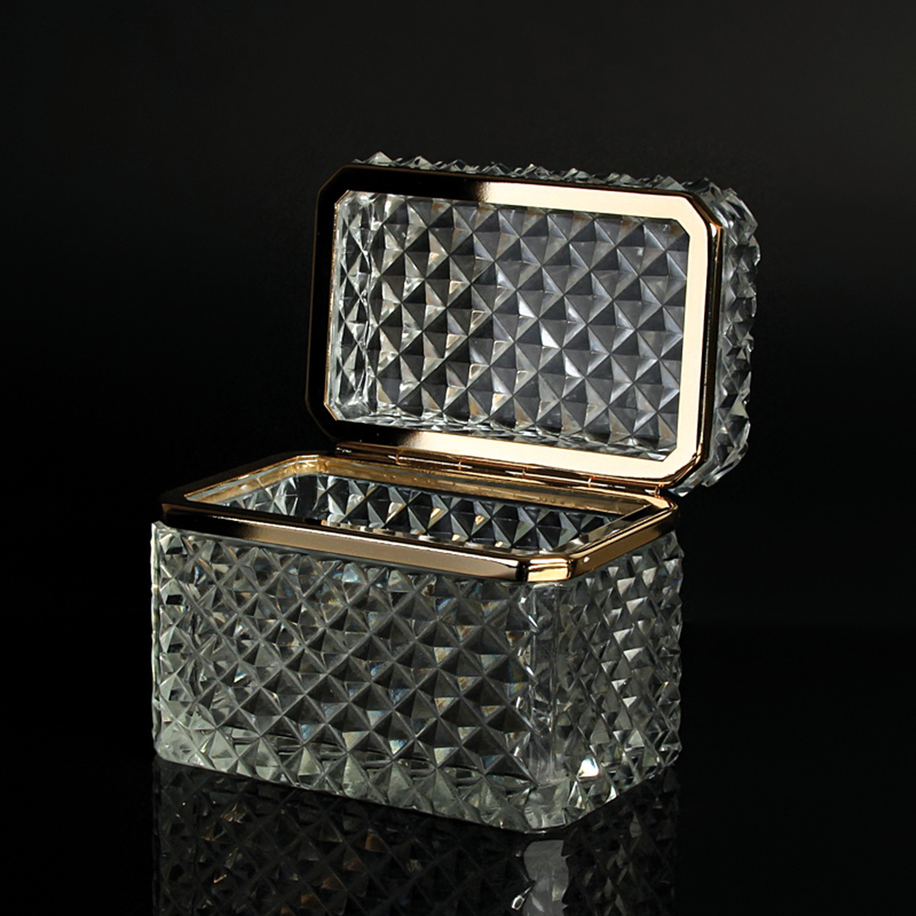 Detail k: 3 Glasdeckeldosen im Stil des Art Deco, Frankreich, 20.Jh., 1x farbloses Glas mit facettierter Oberfläche 10x14x8 cm (am Boden best.); 1x farbloses ...