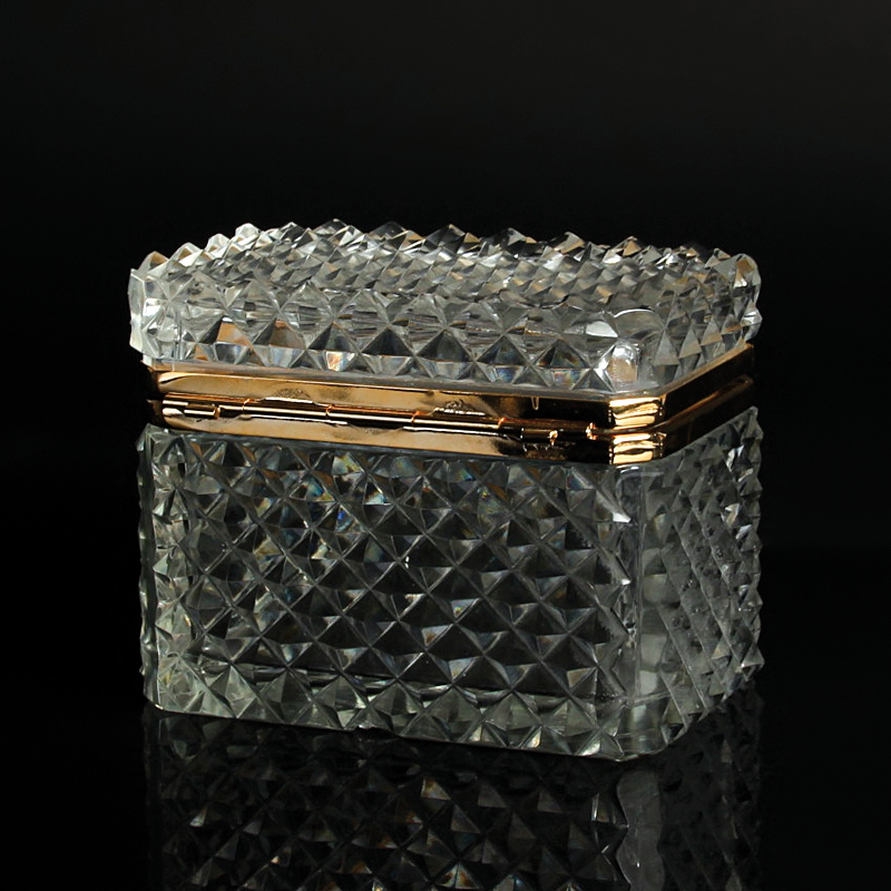 Detail l: 3 Glasdeckeldosen im Stil des Art Deco, Frankreich, 20.Jh., 1x farbloses Glas mit facettierter Oberfläche 10x14x8 cm (am Boden best.); 1x farbloses ...