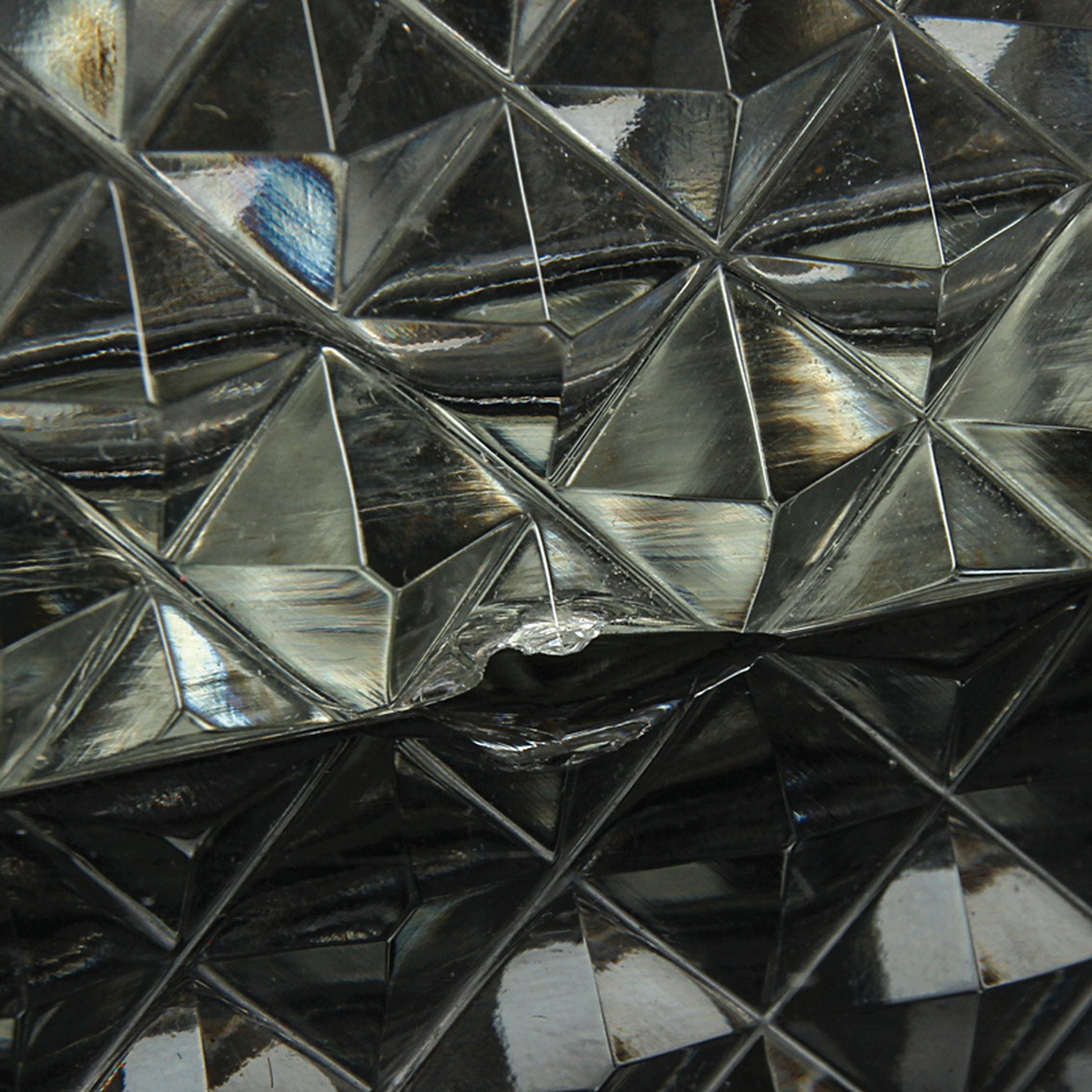 Detail n: 3 Glasdeckeldosen im Stil des Art Deco, Frankreich, 20.Jh., 1x farbloses Glas mit facettierter Oberfläche 10x14x8 cm (am Boden best.); 1x farbloses ...