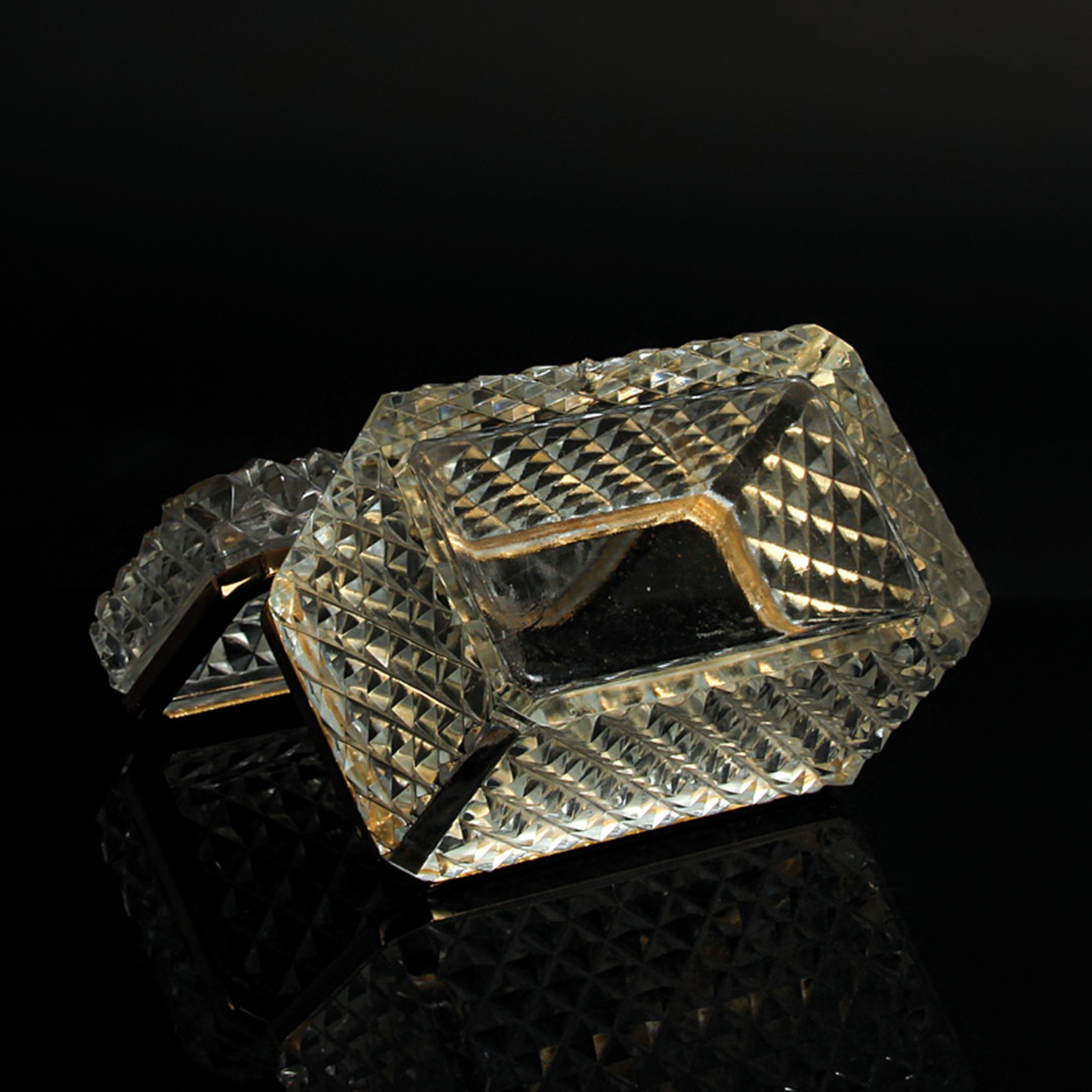 Detail p: 3 Glasdeckeldosen im Stil des Art Deco, Frankreich, 20.Jh., 1x farbloses Glas mit facettierter Oberfläche 10x14x8 cm (am Boden best.); 1x farbloses ...