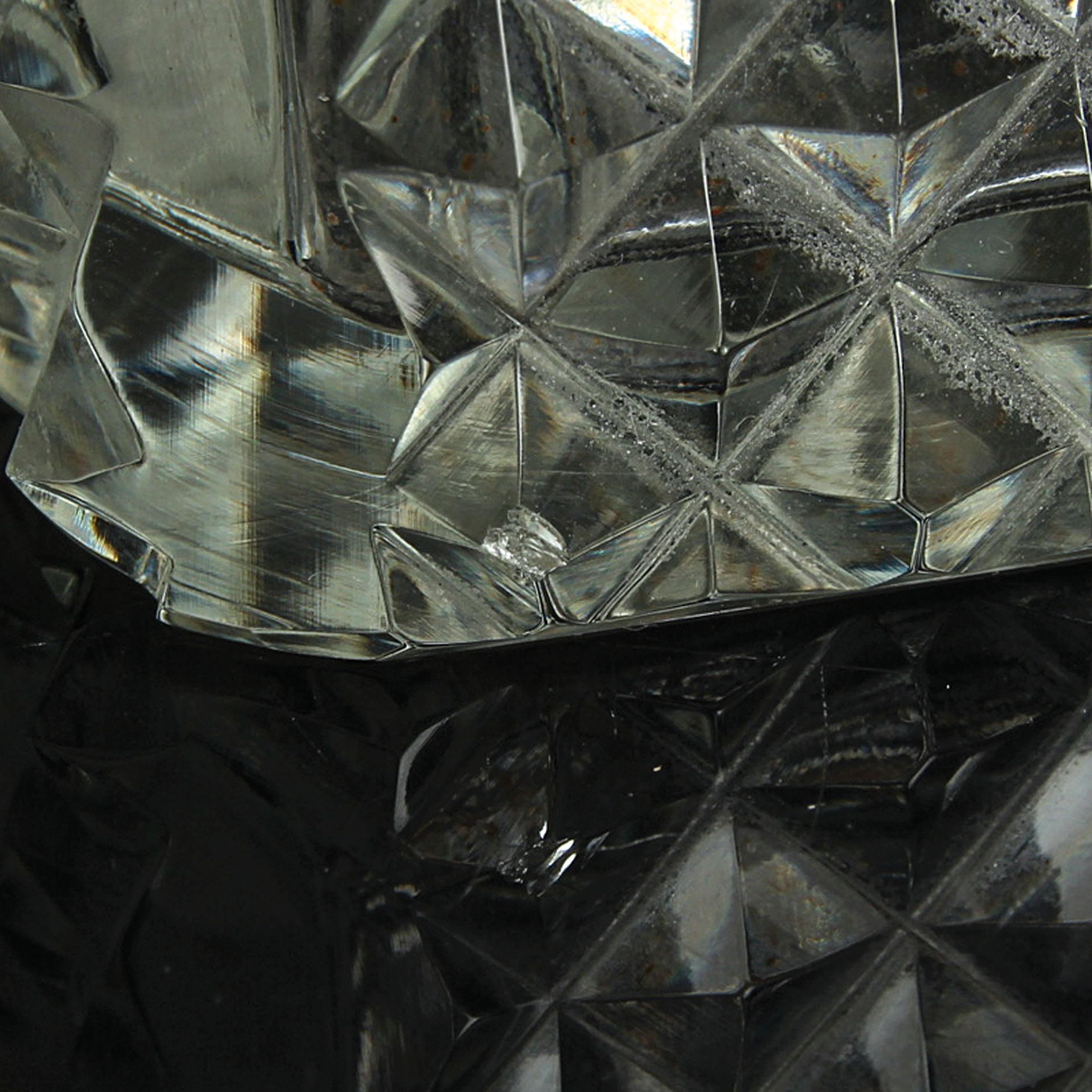 Detail q: 3 Glasdeckeldosen im Stil des Art Deco, Frankreich, 20.Jh., 1x farbloses Glas mit facettierter Oberfläche 10x14x8 cm (am Boden best.); 1x farbloses ...