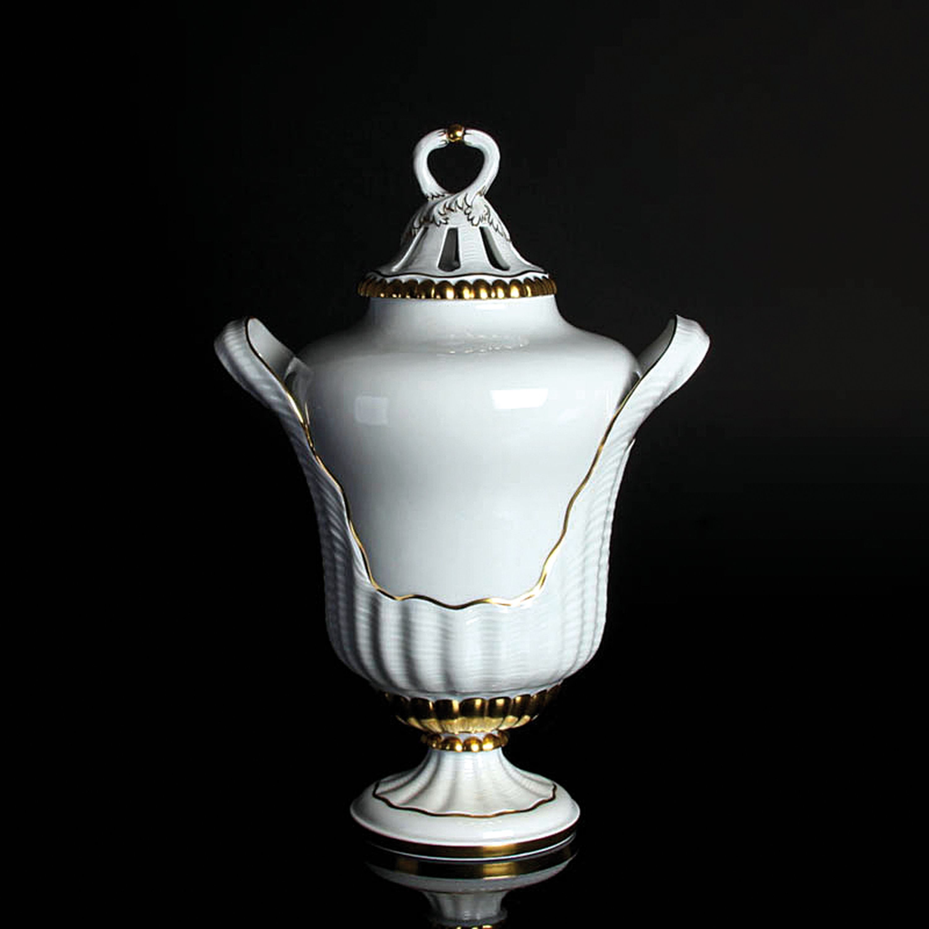 Doppelhenkelvase, Fürstenberg, 20.Jh., Porzellan, Goldstaffage, mit Deckel, H. 38 cm