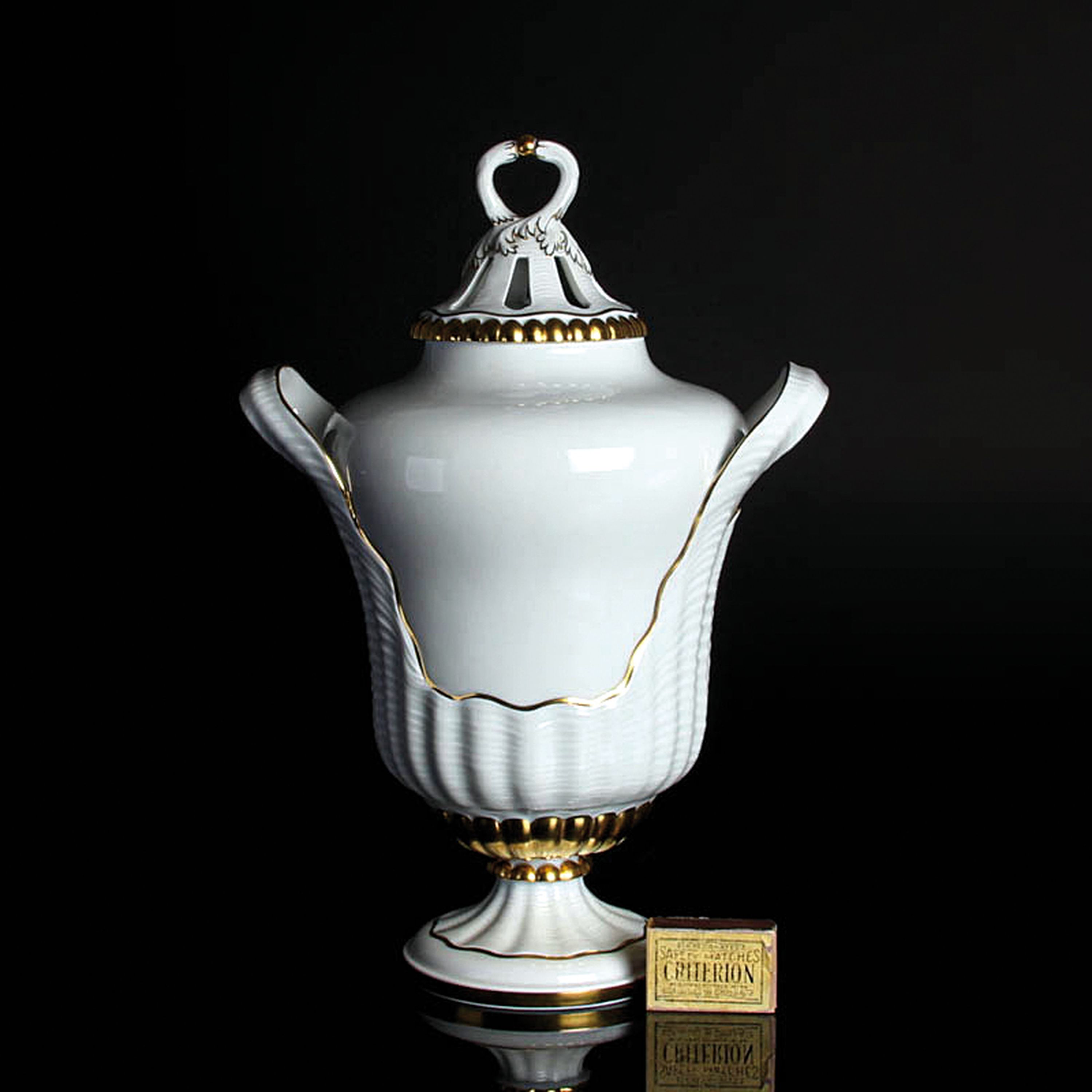 Detail a: Doppelhenkelvase, Fürstenberg, 20.Jh., Porzellan, Goldstaffage, mit Deckel, H. 38 cm