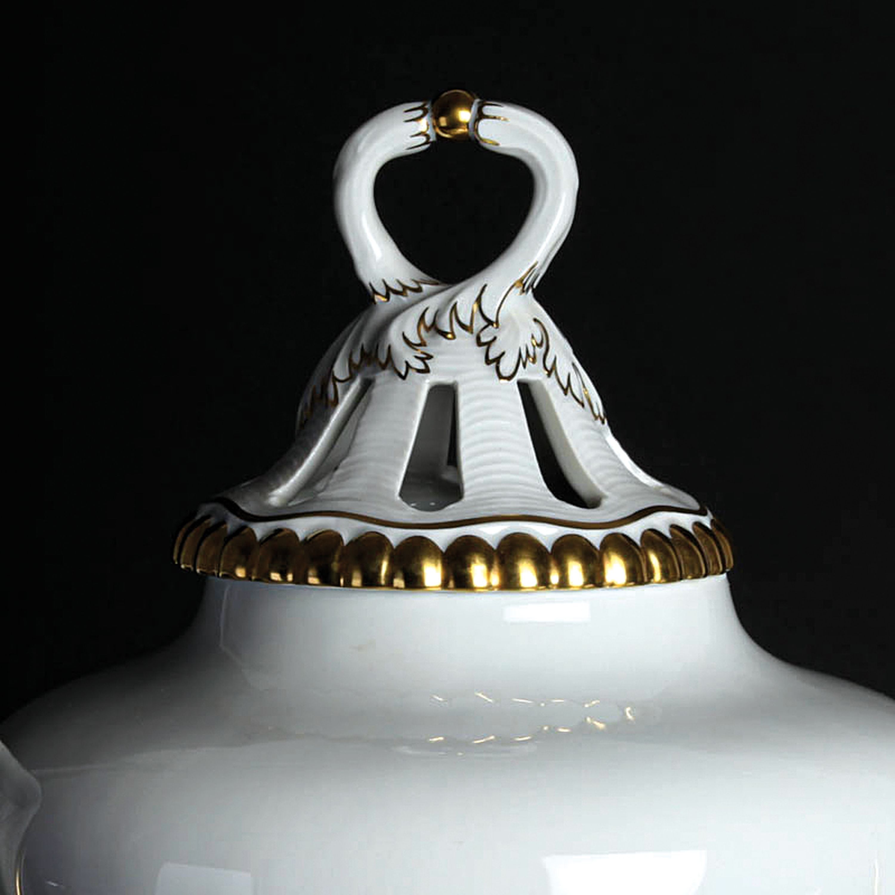 Detail b: Doppelhenkelvase, Fürstenberg, 20.Jh., Porzellan, Goldstaffage, mit Deckel, H. 38 cm