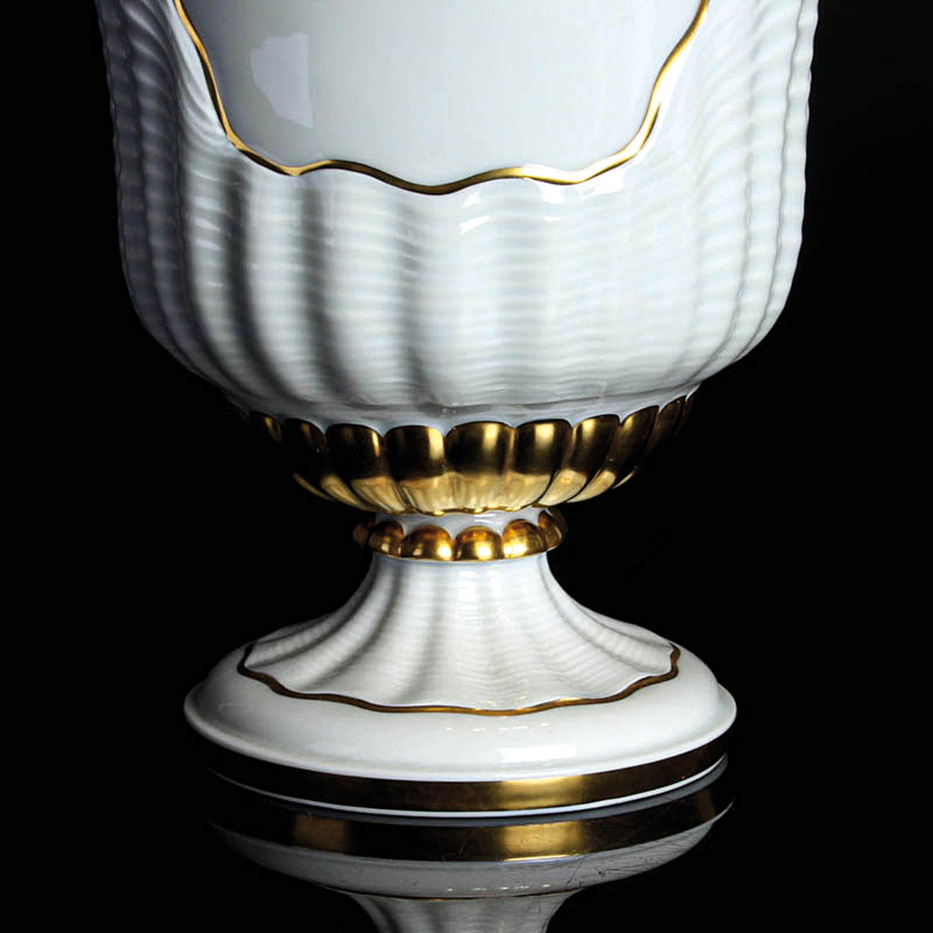 Detail c: Doppelhenkelvase, Fürstenberg, 20.Jh., Porzellan, Goldstaffage, mit Deckel, H. 38 cm
