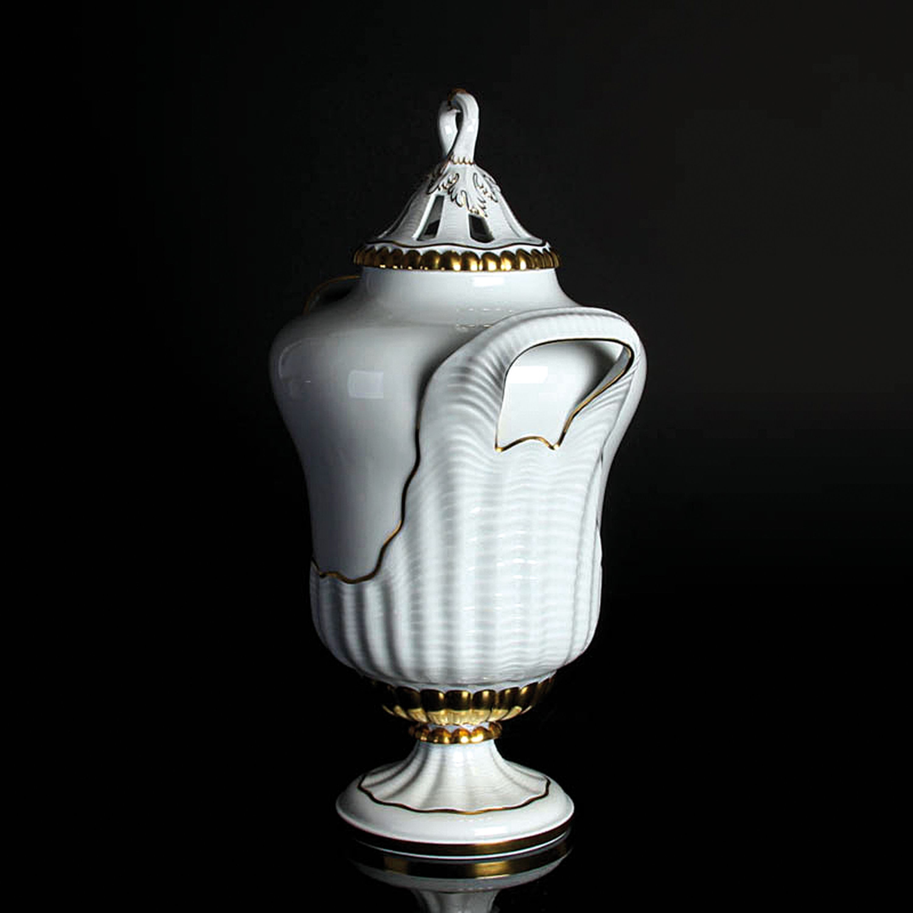 Detail d: Doppelhenkelvase, Fürstenberg, 20.Jh., Porzellan, Goldstaffage, mit Deckel, H. 38 cm