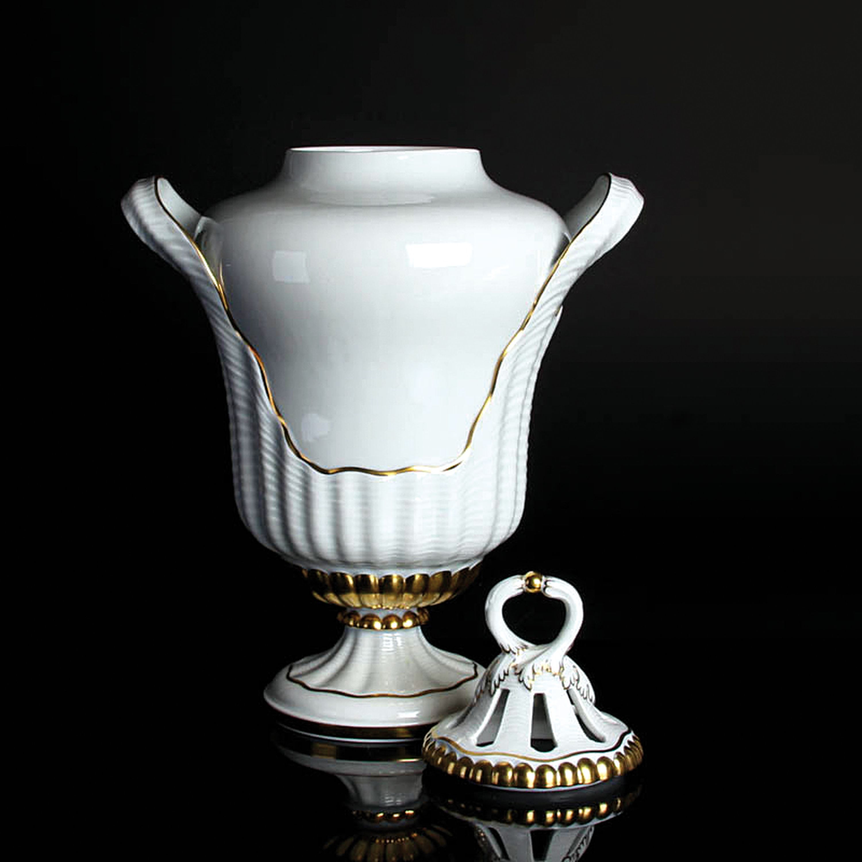Detail e: Doppelhenkelvase, Fürstenberg, 20.Jh., Porzellan, Goldstaffage, mit Deckel, H. 38 cm