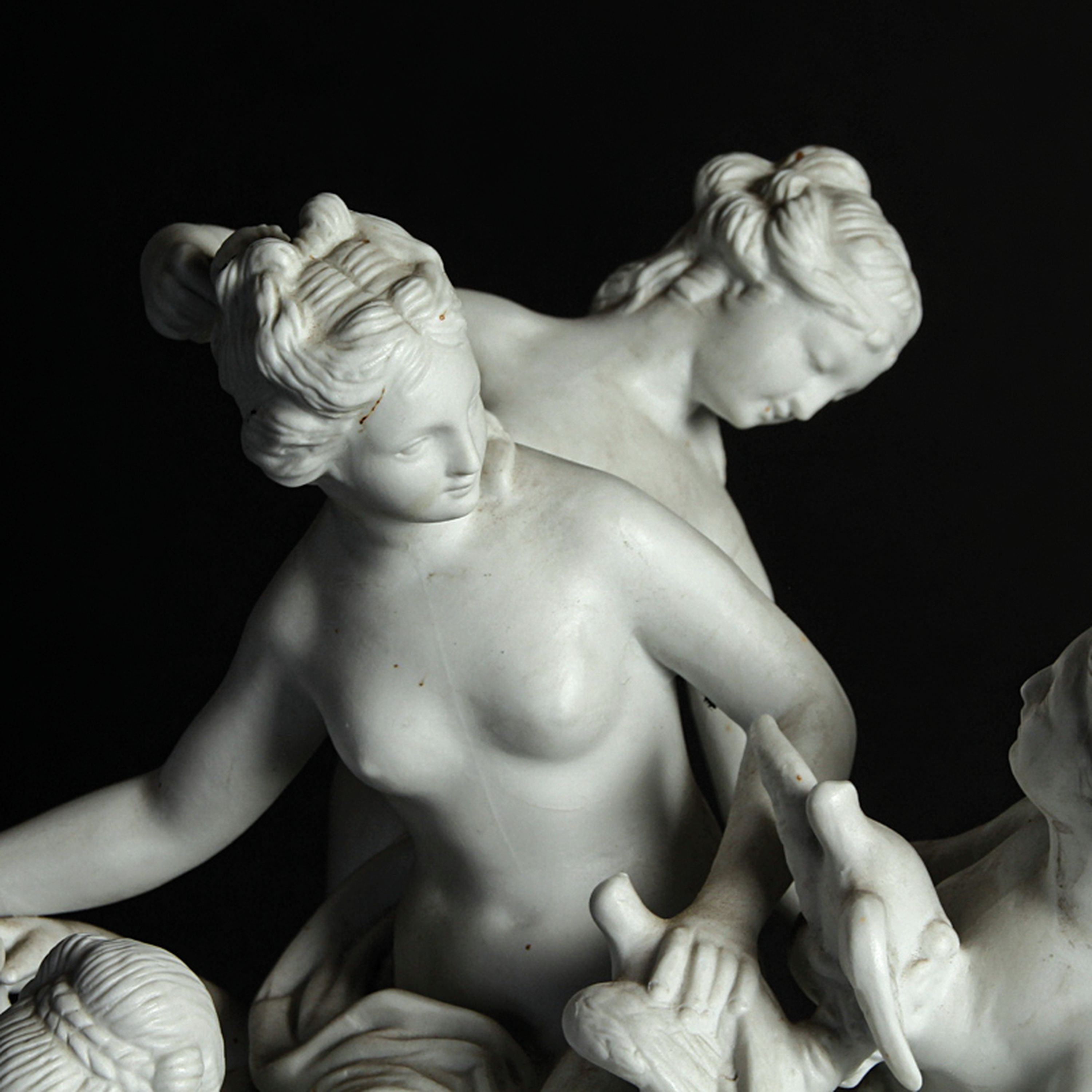 Detail a: Figurengruppe nach Louis Boizot, Spanien, Biskuitporzellan, Toilette der Venus, Bodenmarke, H. 35, bestoßen, beschmutzt