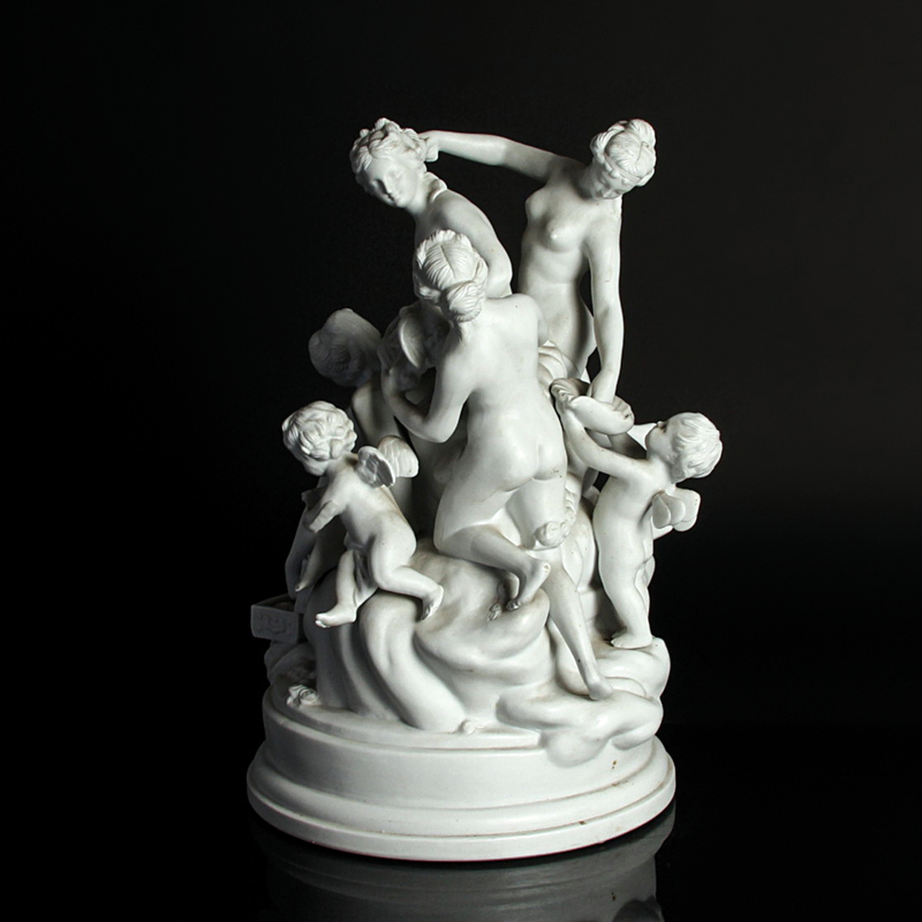 Detail c: Figurengruppe nach Louis Boizot, Spanien, Biskuitporzellan, Toilette der Venus, Bodenmarke, H. 35, bestoßen, beschmutzt