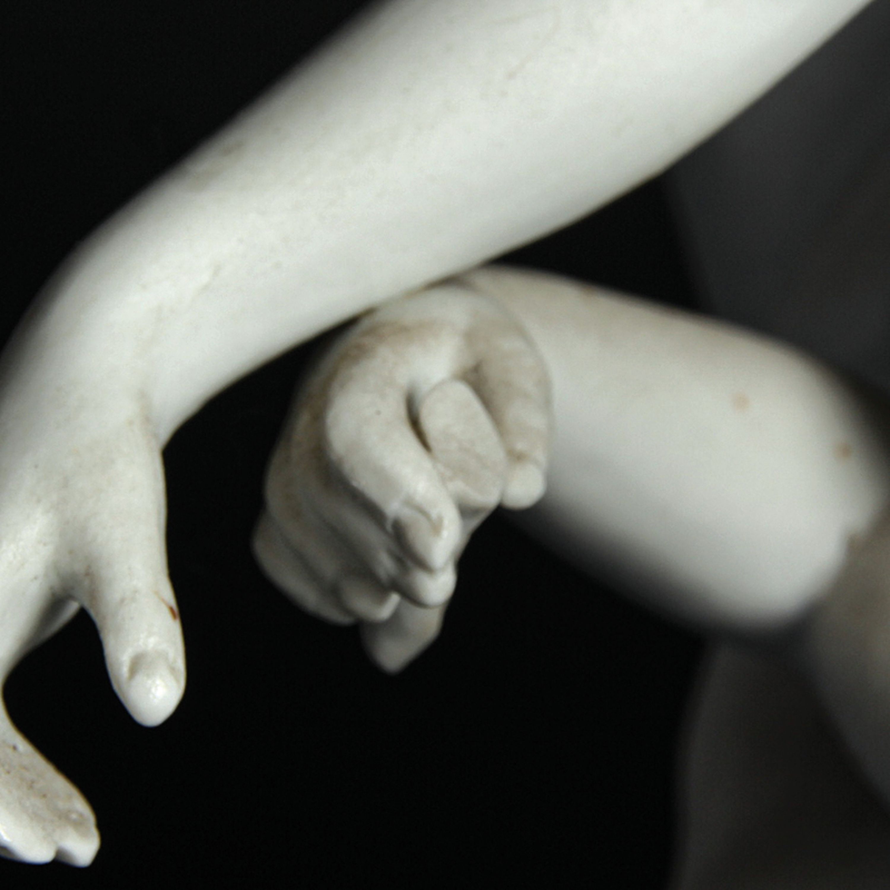 Detail j: Figurengruppe nach Louis Boizot, Spanien, Biskuitporzellan, Toilette der Venus, Bodenmarke, H. 35, bestoßen, beschmutzt