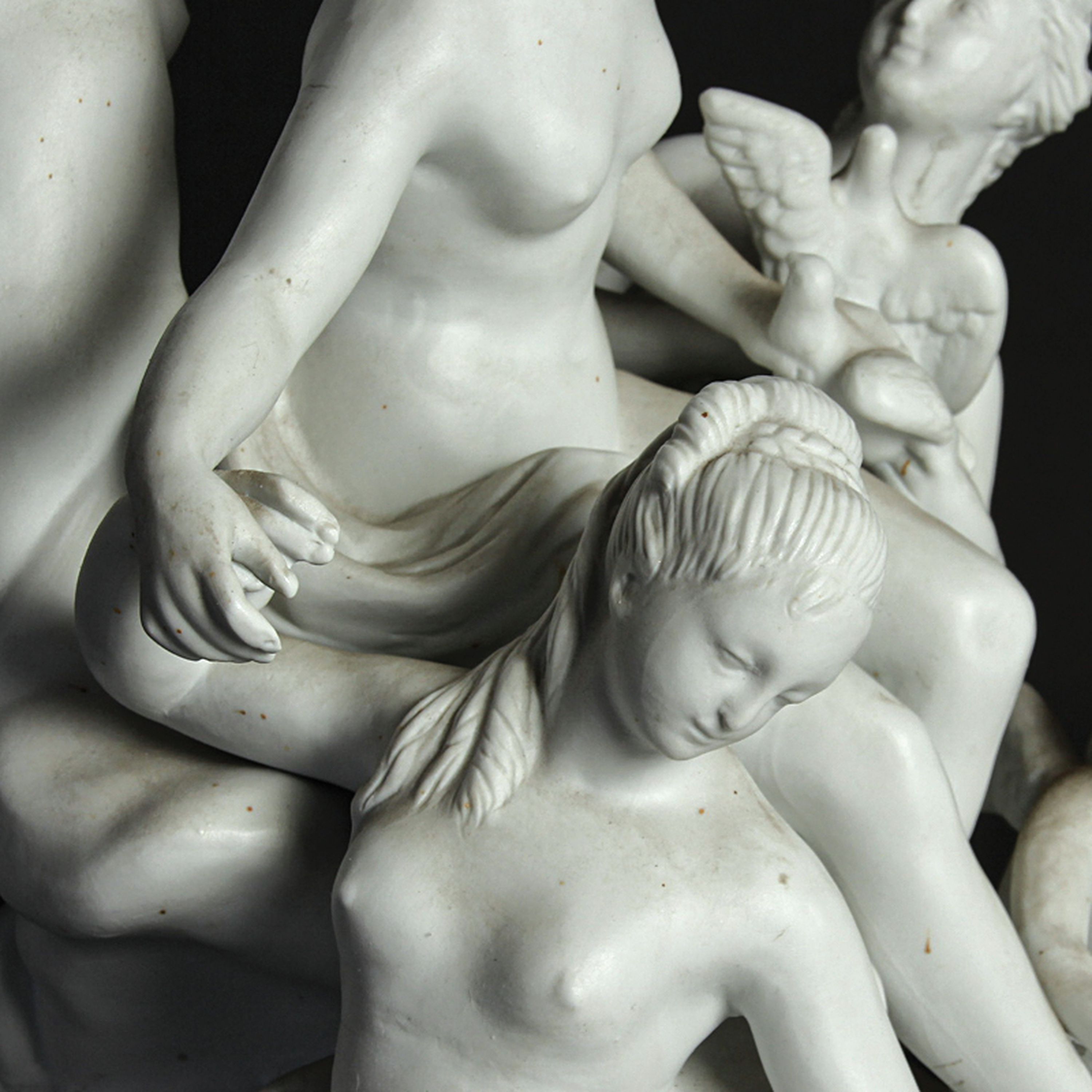 Detail l: Figurengruppe nach Louis Boizot, Spanien, Biskuitporzellan, Toilette der Venus, Bodenmarke, H. 35, bestoßen, beschmutzt