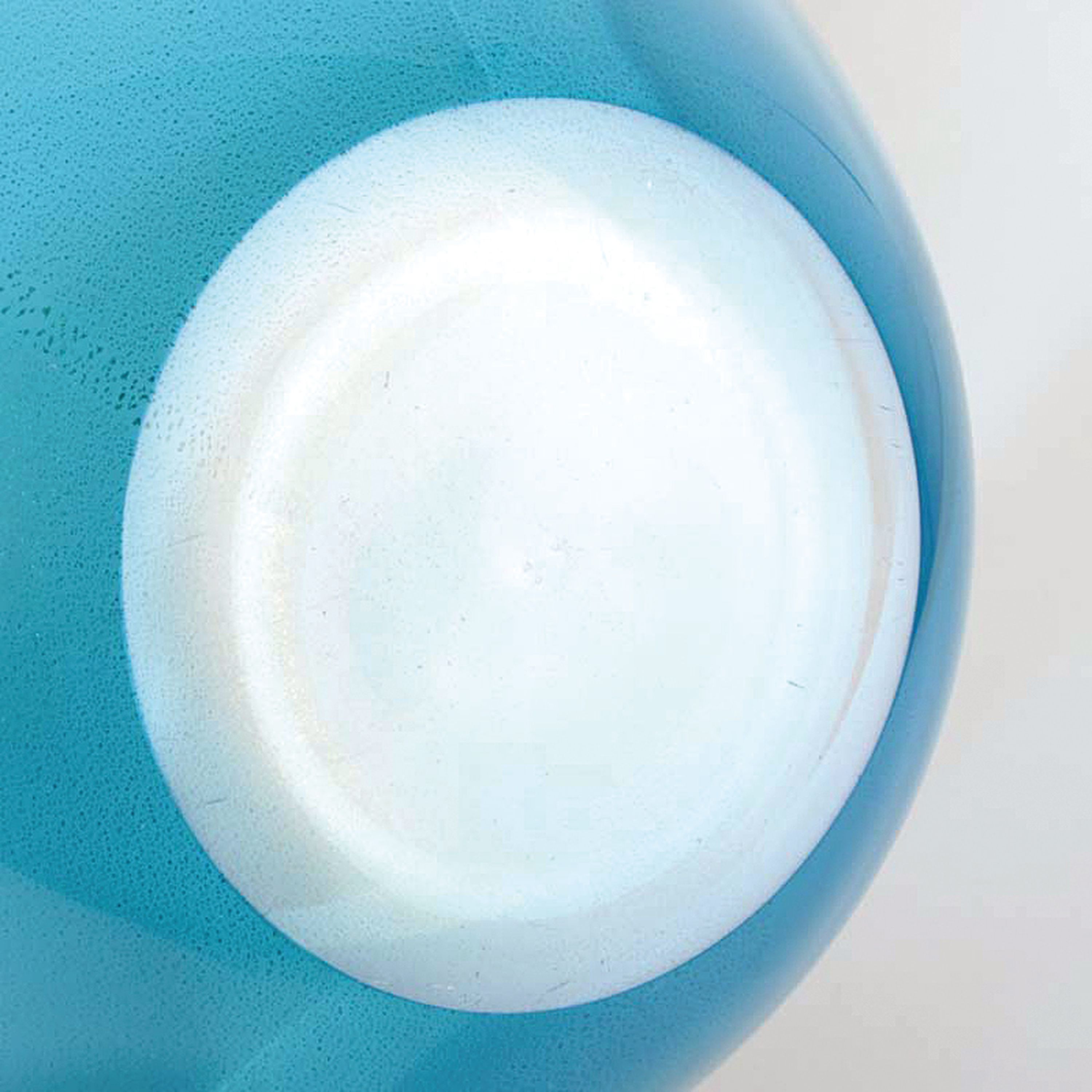 Detail e: Incalmo-Vase bzw. Schale, Murano, 1990er-Jahre, türkisfarbenes Glas mit eingeschmolzener Goldfolie, Mündungsrand matt geätzt mit Strukturmuster, ...