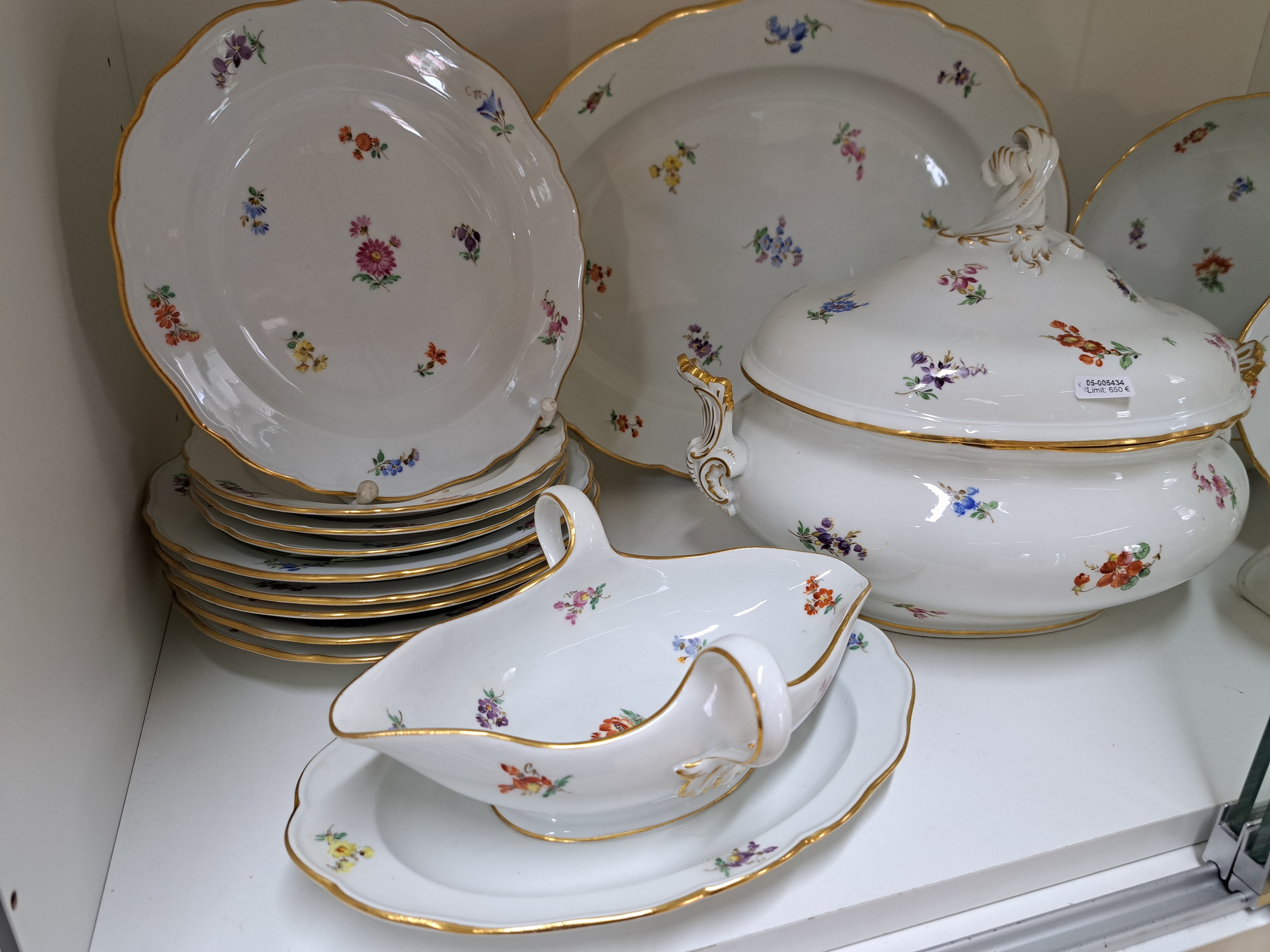 Detail a: 16 Teile Porzellan, Meissen, um 1880-90, 1. Wahl, Dekor gestreute Blumen, 6 Teller 21.5 cm, 4 Teller 17.5cm, 2 runde Schalen 20/25 cm, 2 ovale Platte ...