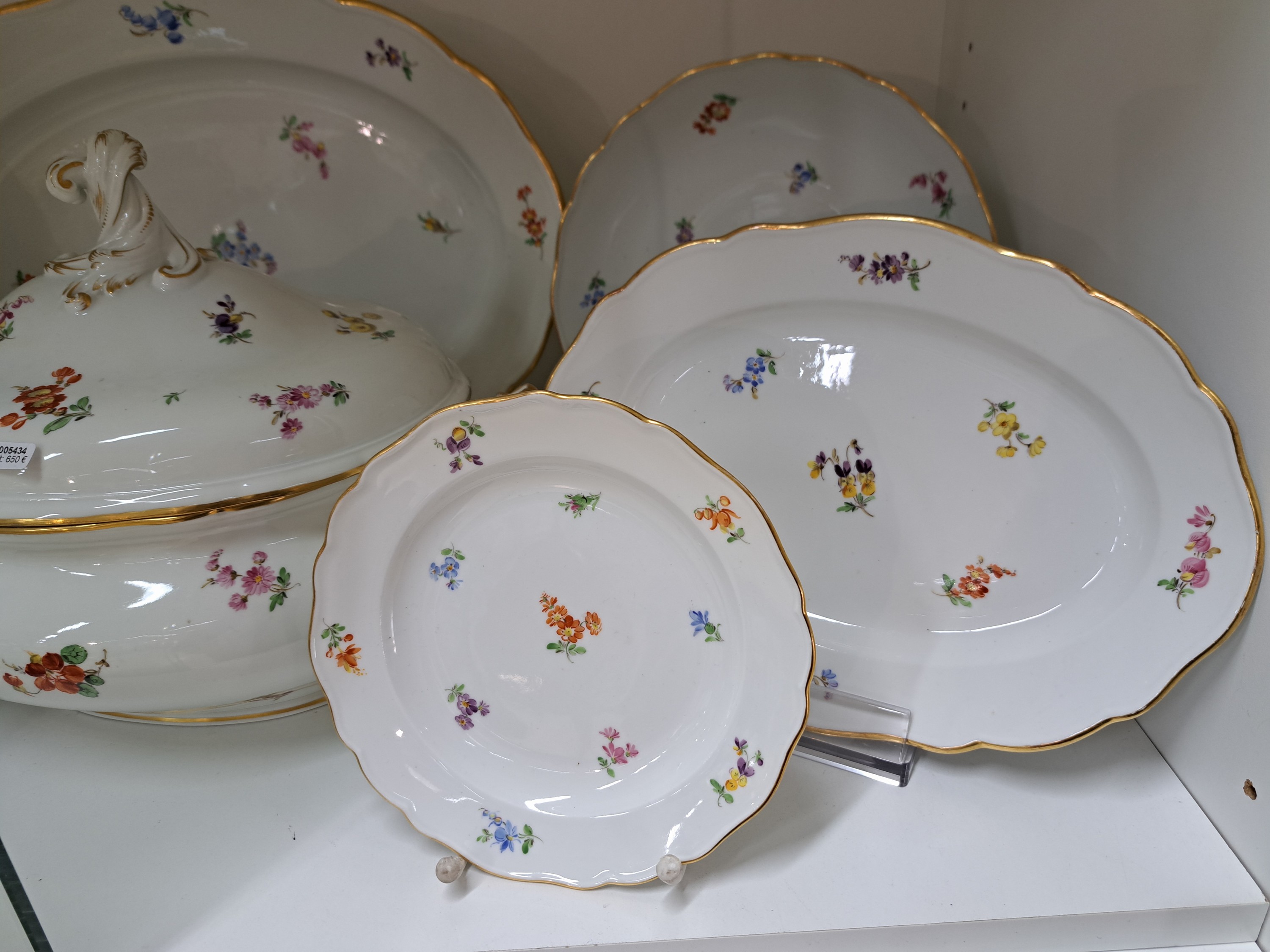 Detail b: 16 Teile Porzellan, Meissen, um 1880-90, 1. Wahl, Dekor gestreute Blumen, 6 Teller 21.5 cm, 4 Teller 17.5cm, 2 runde Schalen 20/25 cm, 2 ovale Platte ...