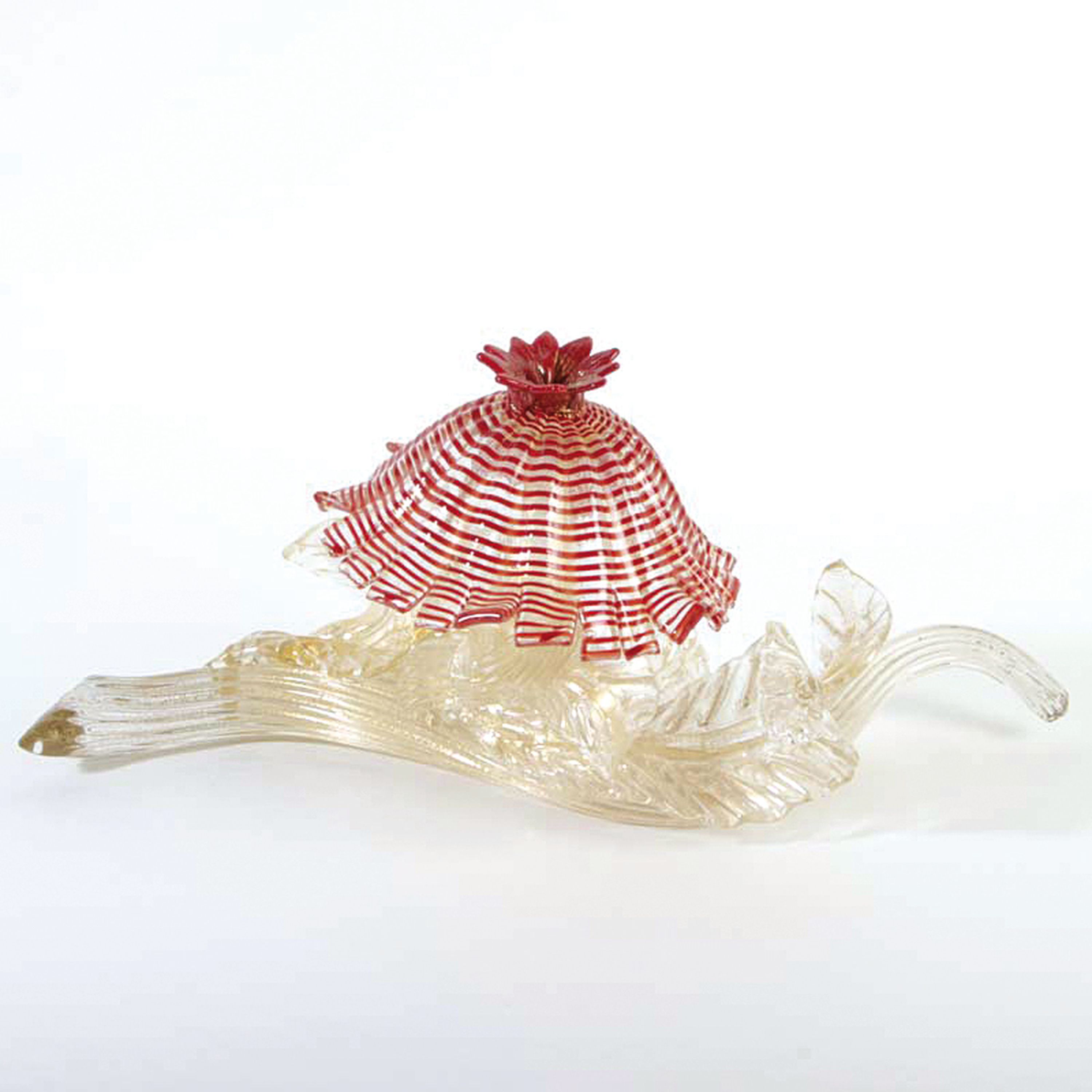 Detail b: Glasobjekt Pilz, Arte Vetraria Muranese (AVEM), Murano, farbloses Glas mit Blattgoldeinschmelzungen, rote Fadeneinschmelzungen, liegender Ast mit ...