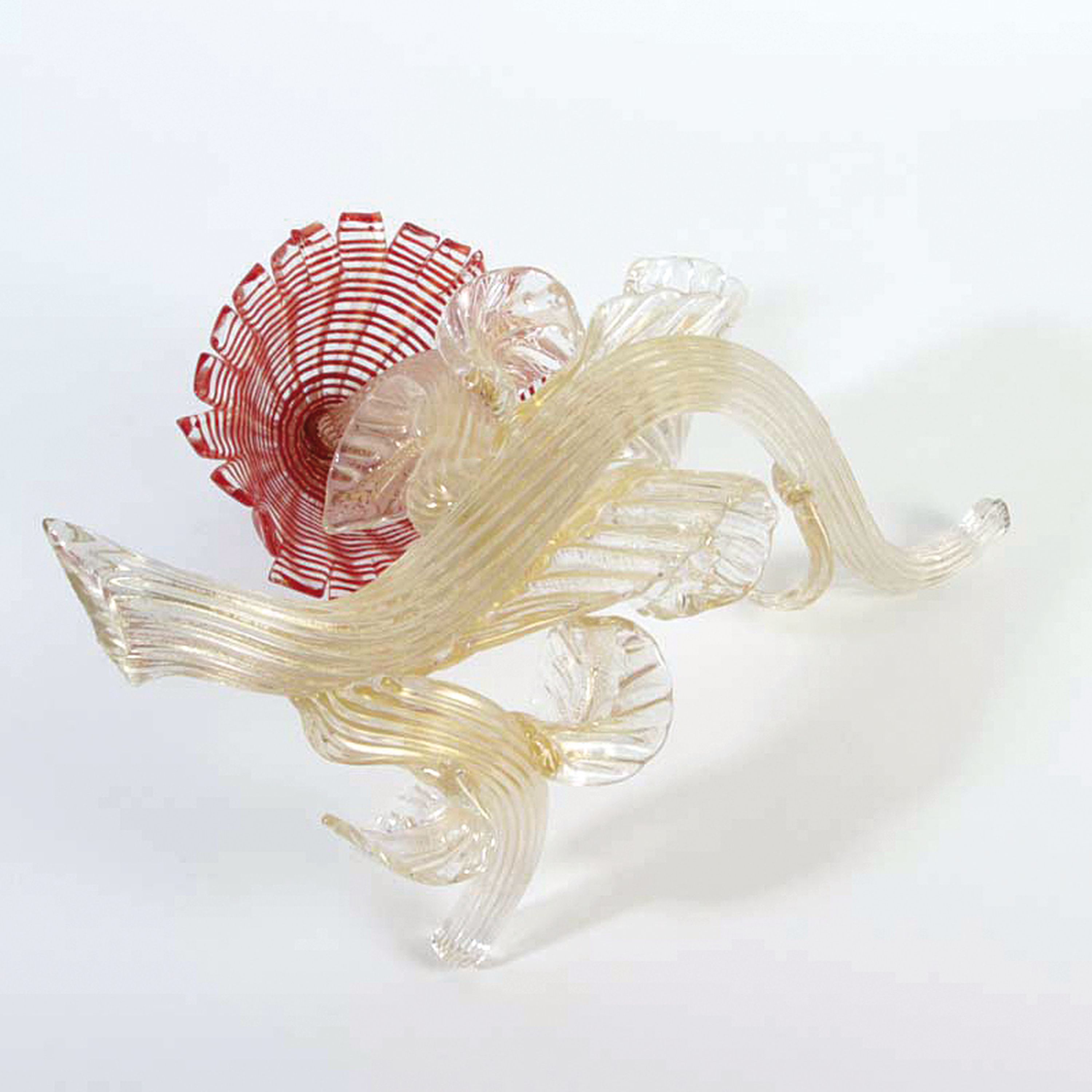 Detail c: Glasobjekt Pilz, Arte Vetraria Muranese (AVEM), Murano, farbloses Glas mit Blattgoldeinschmelzungen, rote Fadeneinschmelzungen, liegender Ast mit ...