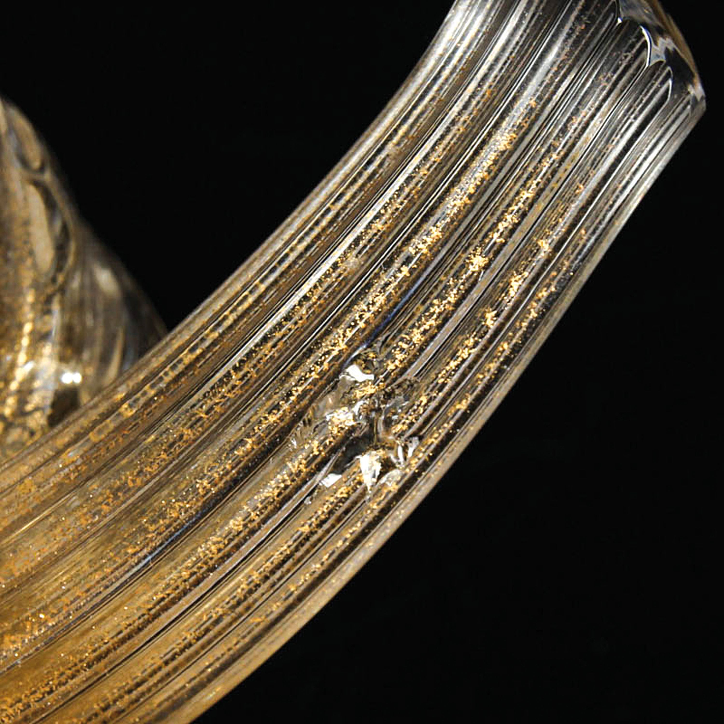 Detail d: Glasobjekt Pilz, Arte Vetraria Muranese (AVEM), Murano, farbloses Glas mit Blattgoldeinschmelzungen, rote Fadeneinschmelzungen, liegender Ast mit ...