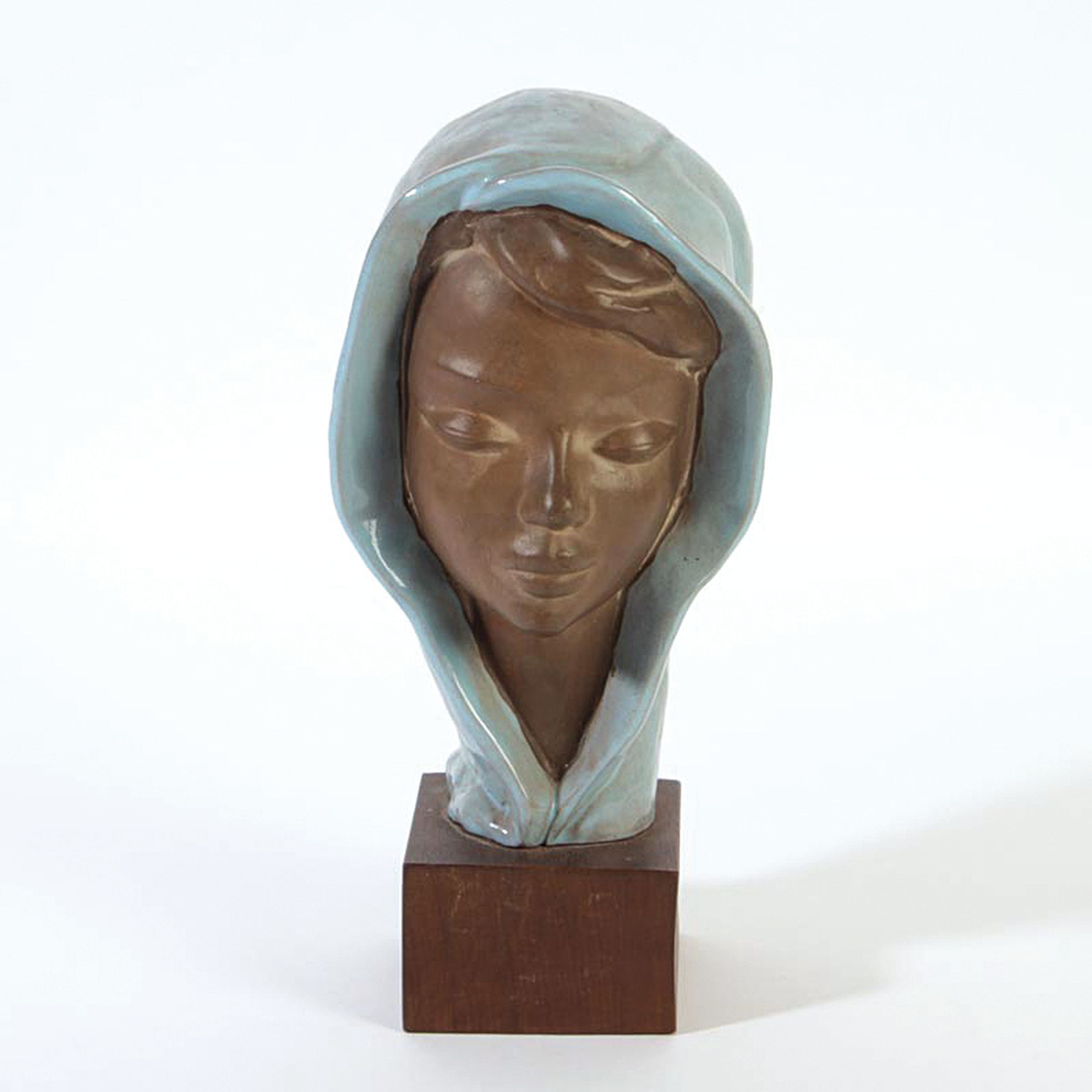 Keramikbüste, Paul Serste (1910-2000), junge Frau mit Tuch, unglasiertes Gesicht, verso signiert und bez. Belgium, auf Holzsockel, H. 30 cm