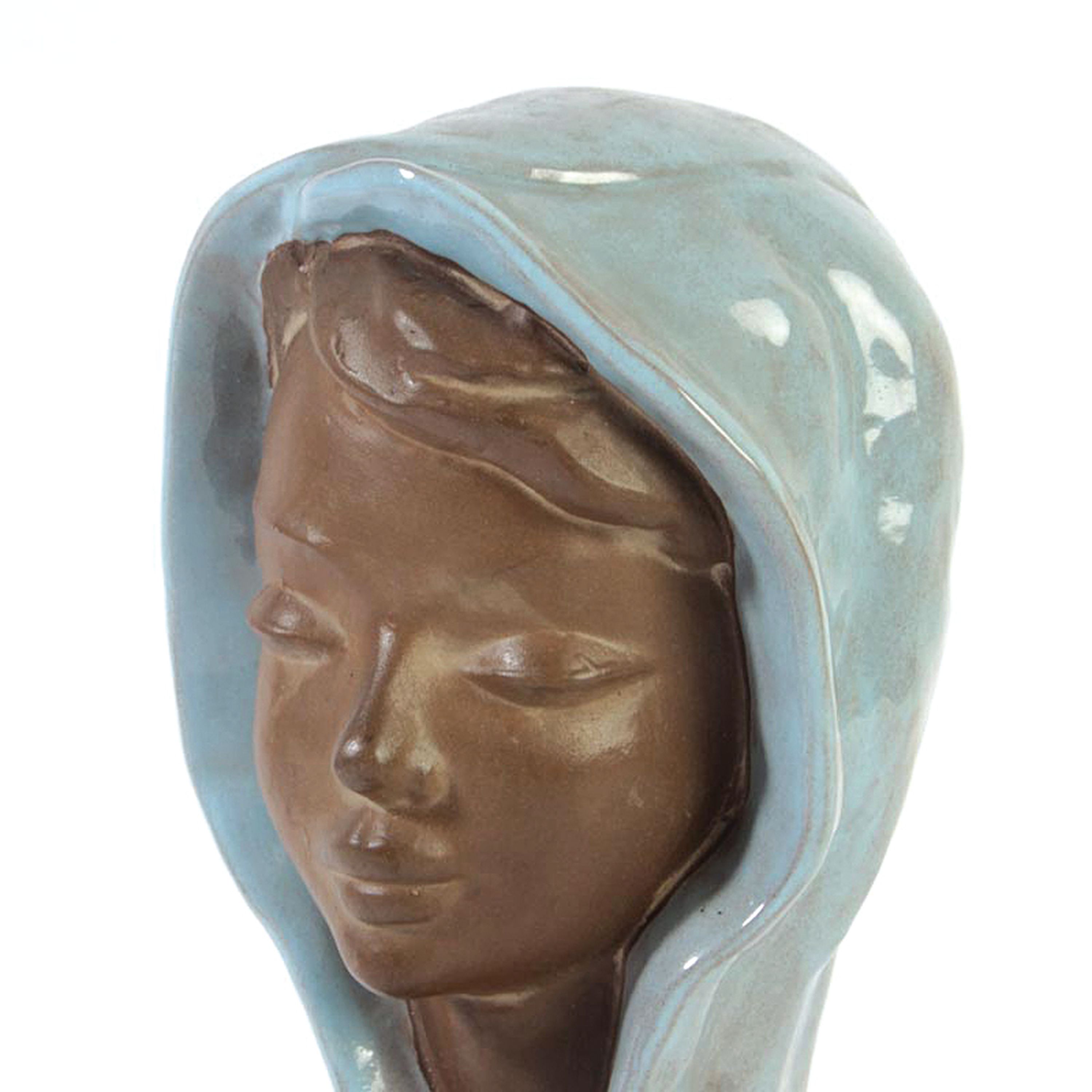 Detail a: Keramikbüste, Paul Serste (1910-2000), junge Frau mit Tuch, unglasiertes Gesicht, verso signiert und bez. Belgium, auf Holzsockel, H. 30 cm