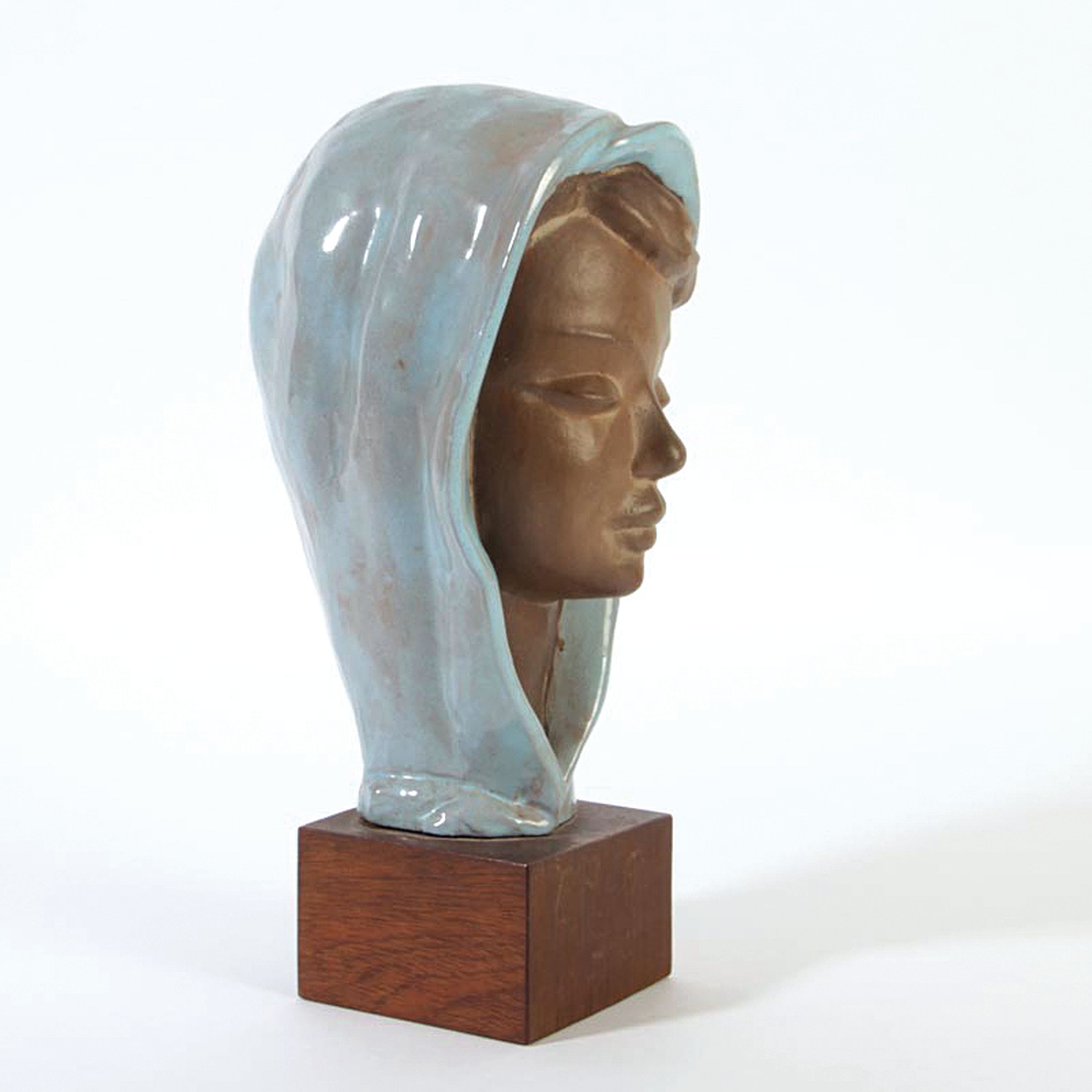 Detail b: Keramikbüste, Paul Serste (1910-2000), junge Frau mit Tuch, unglasiertes Gesicht, verso signiert und bez. Belgium, auf Holzsockel, H. 30 cm